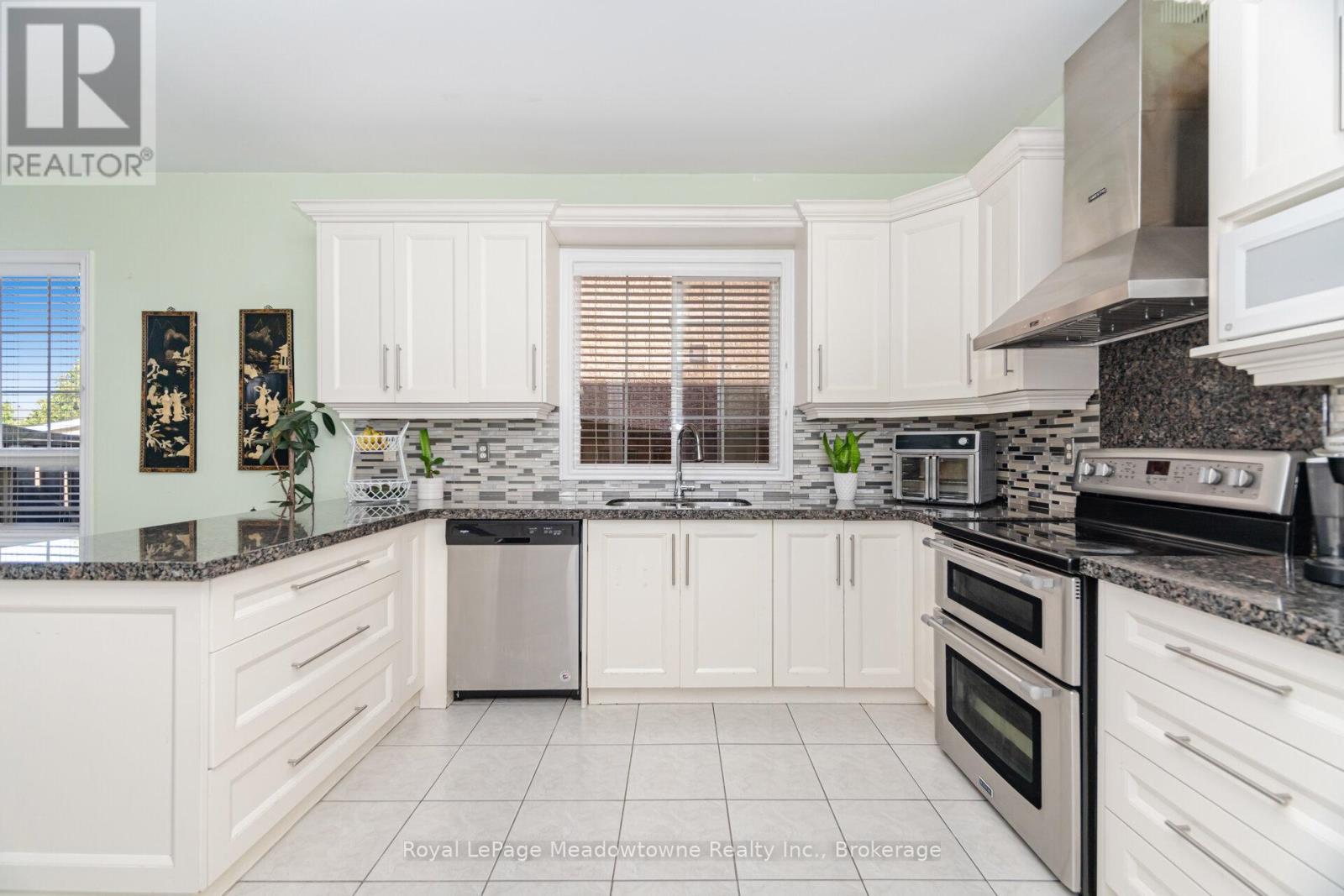 












194 MANLEY LANE

,
Milton (DE Dempsey),




Ontario
L9T5N8

