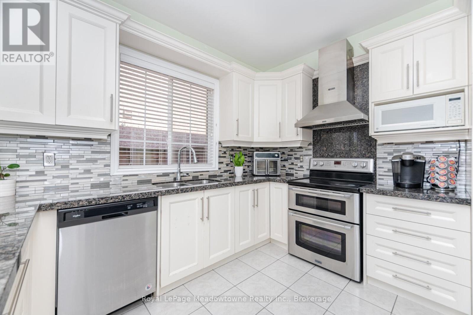 












194 MANLEY LANE

,
Milton (DE Dempsey),




Ontario
L9T5N8

