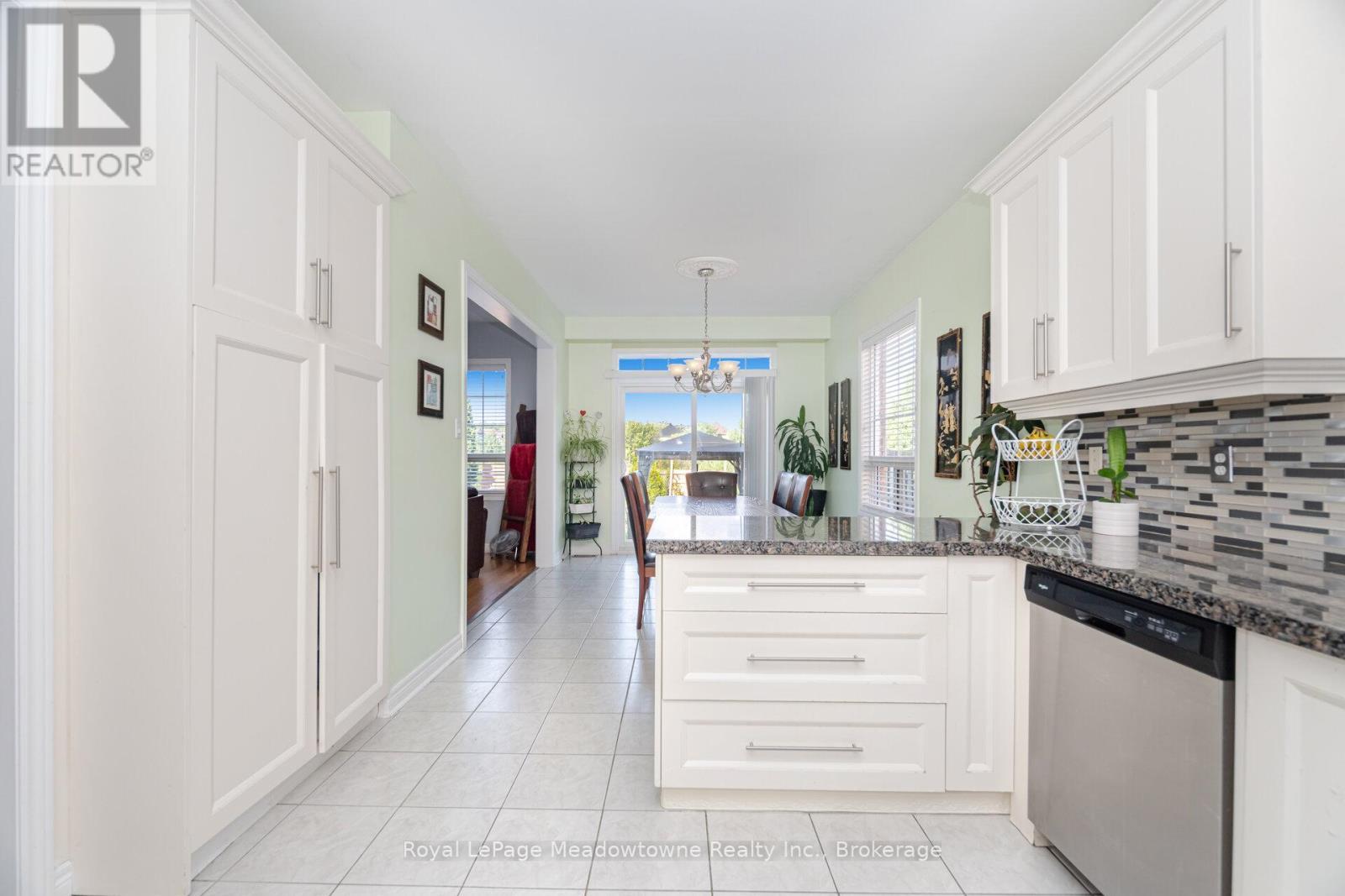 












194 MANLEY LANE

,
Milton (DE Dempsey),




Ontario
L9T5N8

