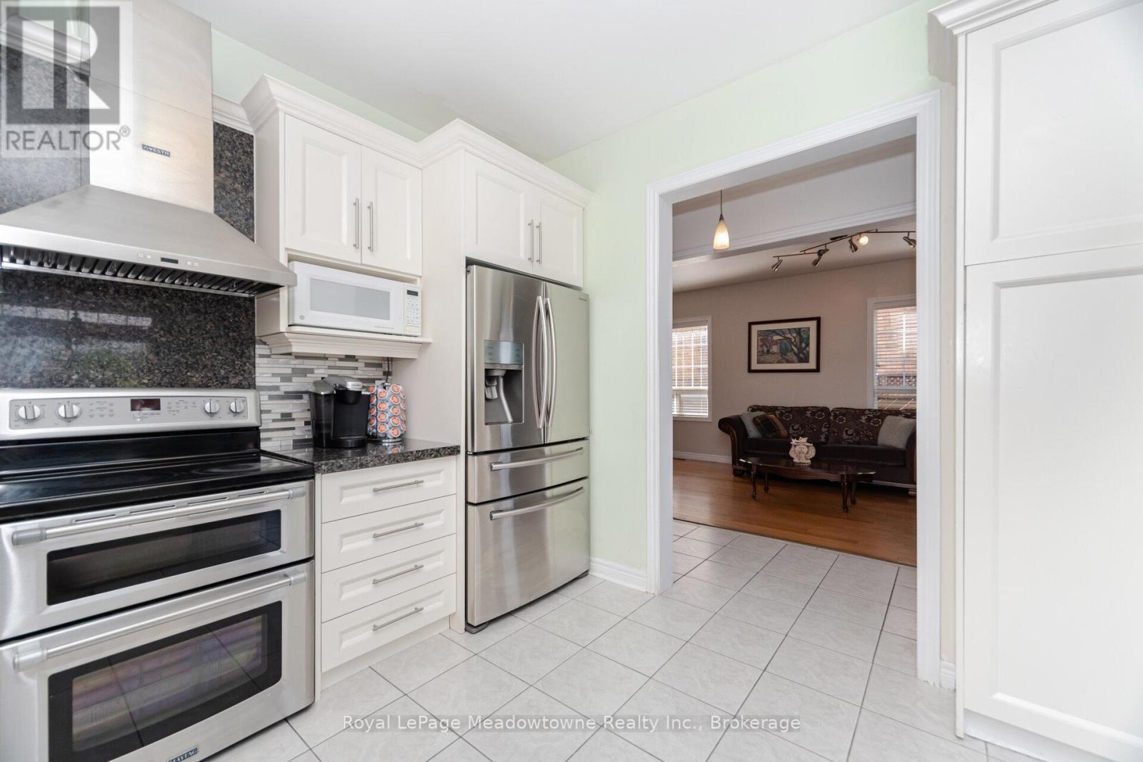 












194 MANLEY LANE

,
Milton (DE Dempsey),




Ontario
L9T5N8

