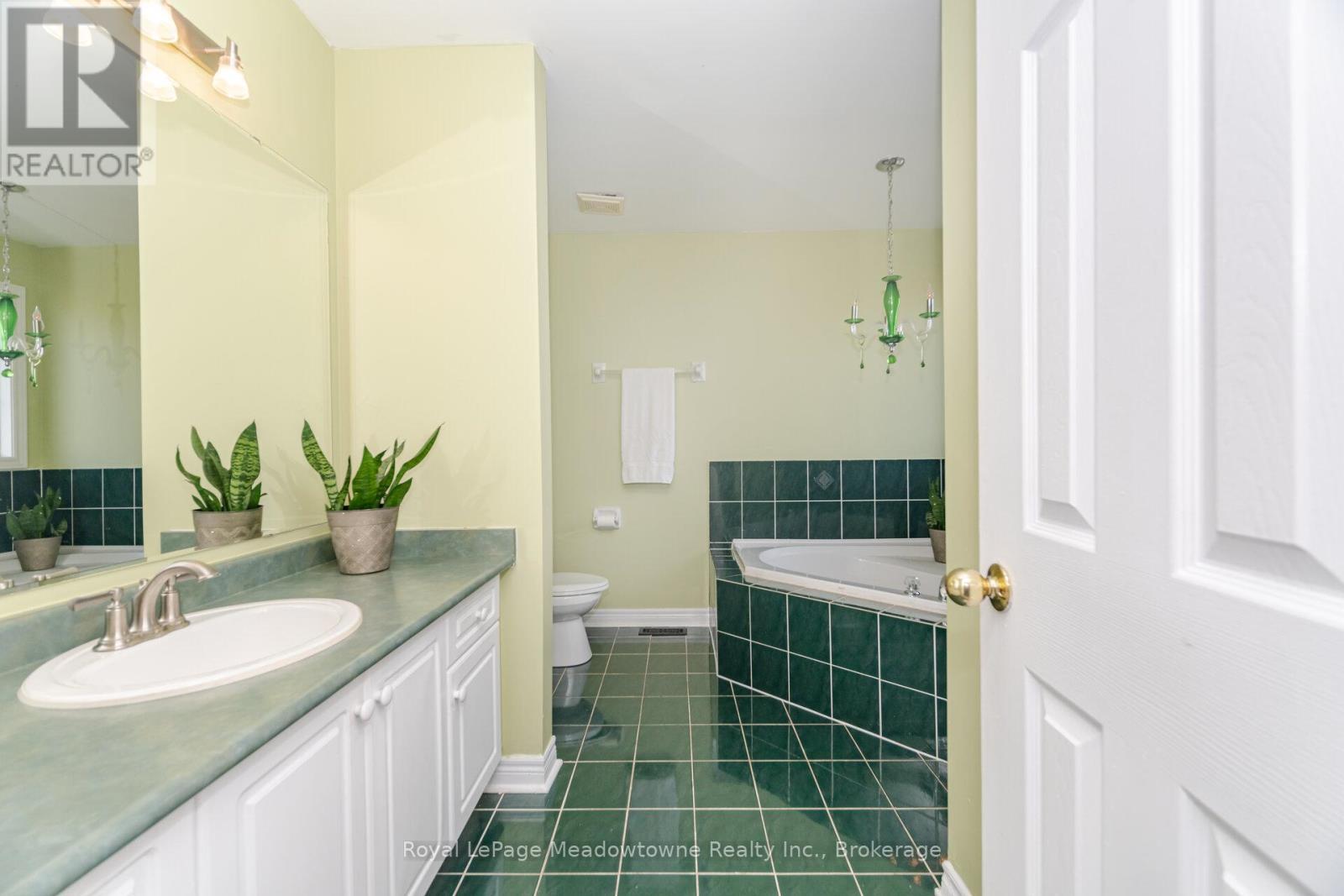












194 MANLEY LANE

,
Milton (DE Dempsey),




Ontario
L9T5N8

