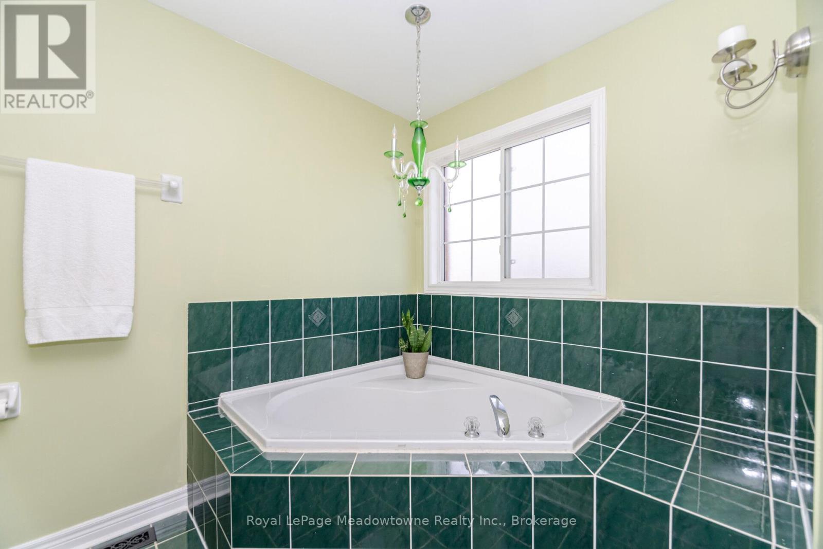 












194 MANLEY LANE

,
Milton (DE Dempsey),




Ontario
L9T5N8

