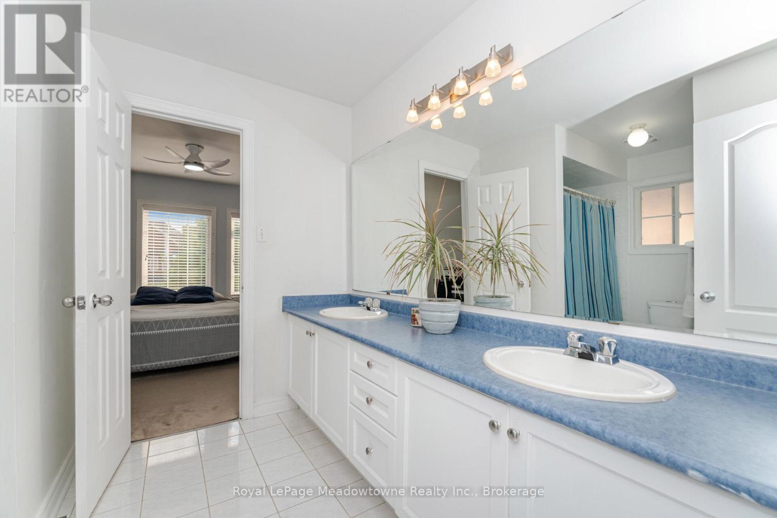












194 MANLEY LANE

,
Milton (DE Dempsey),




Ontario
L9T5N8

