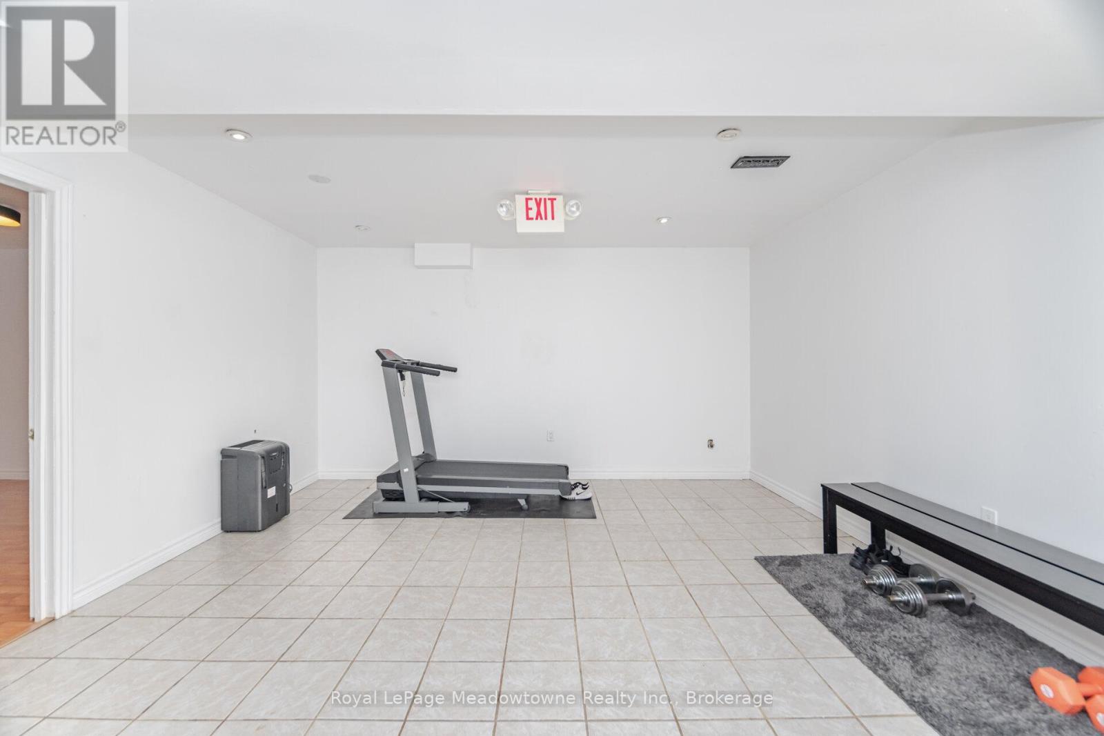 












194 MANLEY LANE

,
Milton (DE Dempsey),




Ontario
L9T5N8

