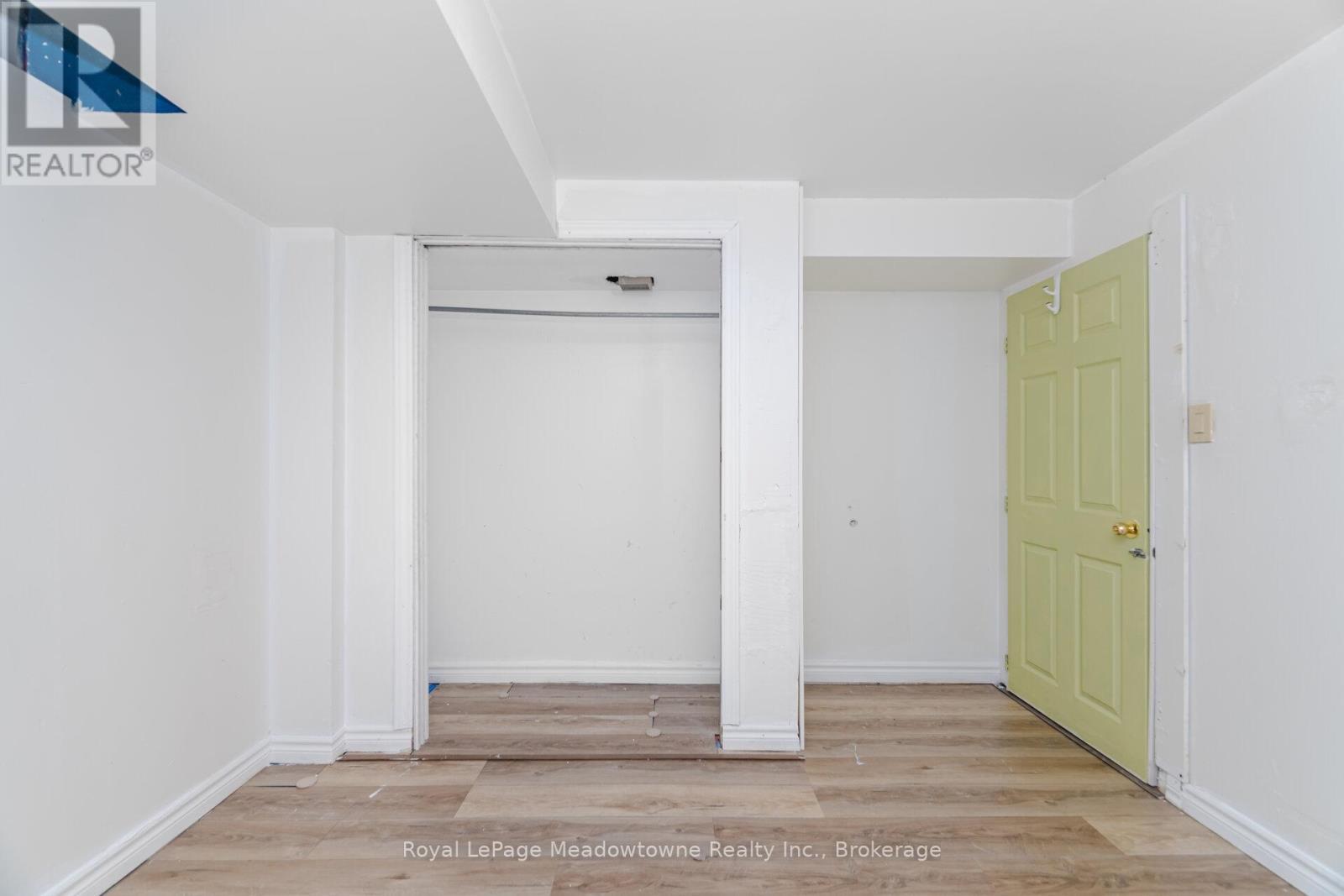 












194 MANLEY LANE

,
Milton (DE Dempsey),




Ontario
L9T5N8

