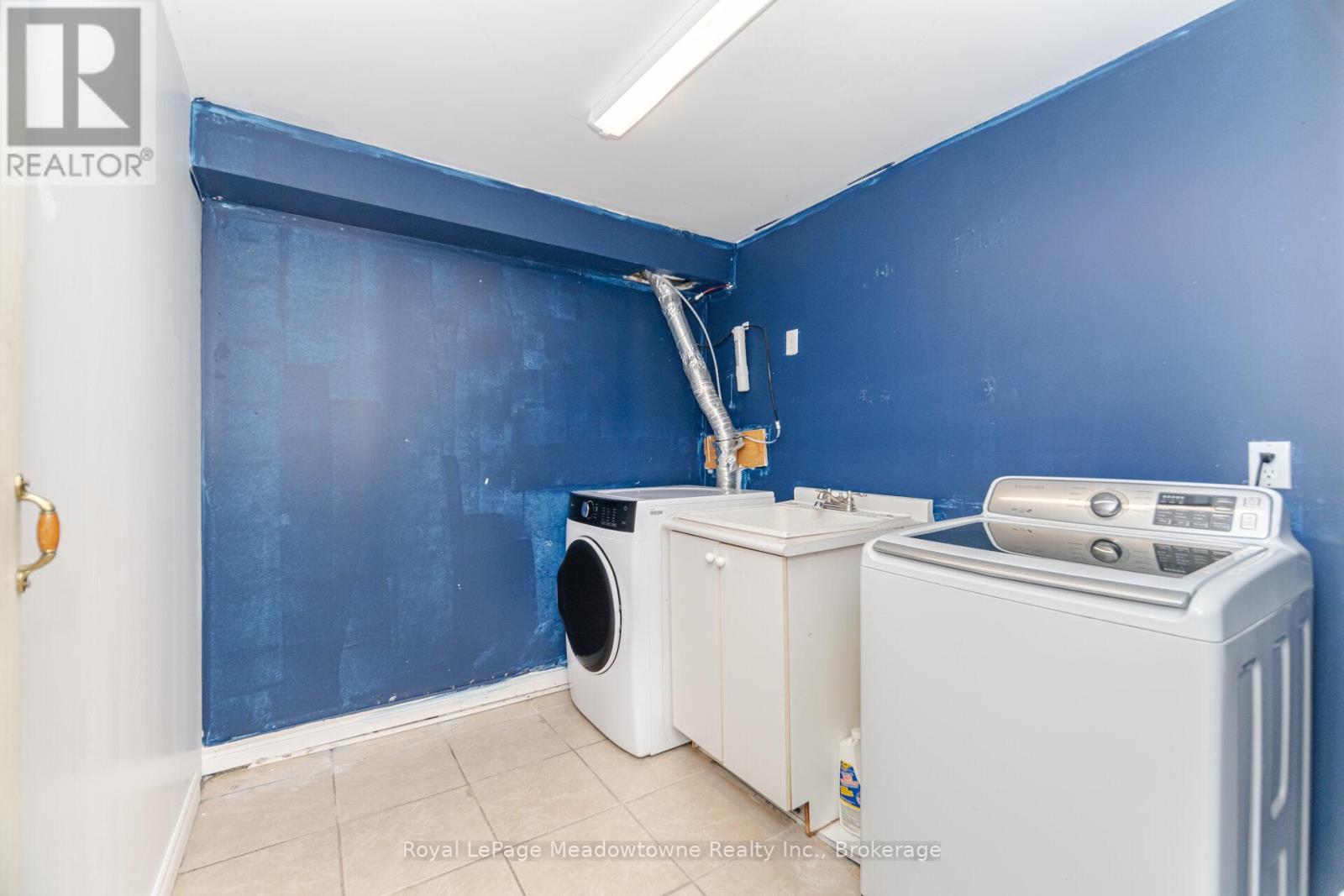 












194 MANLEY LANE

,
Milton (DE Dempsey),




Ontario
L9T5N8

