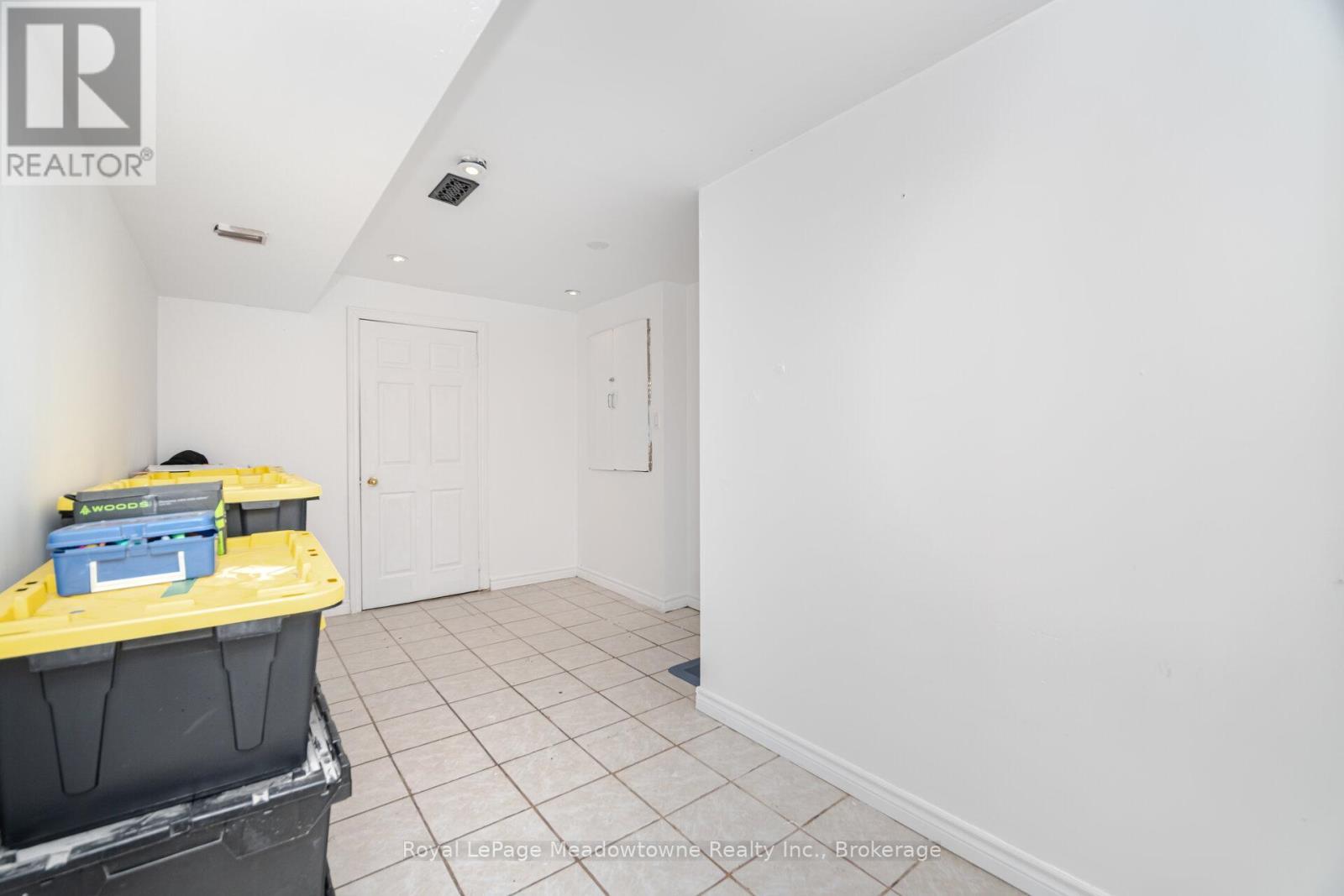 












194 MANLEY LANE

,
Milton (DE Dempsey),




Ontario
L9T5N8

