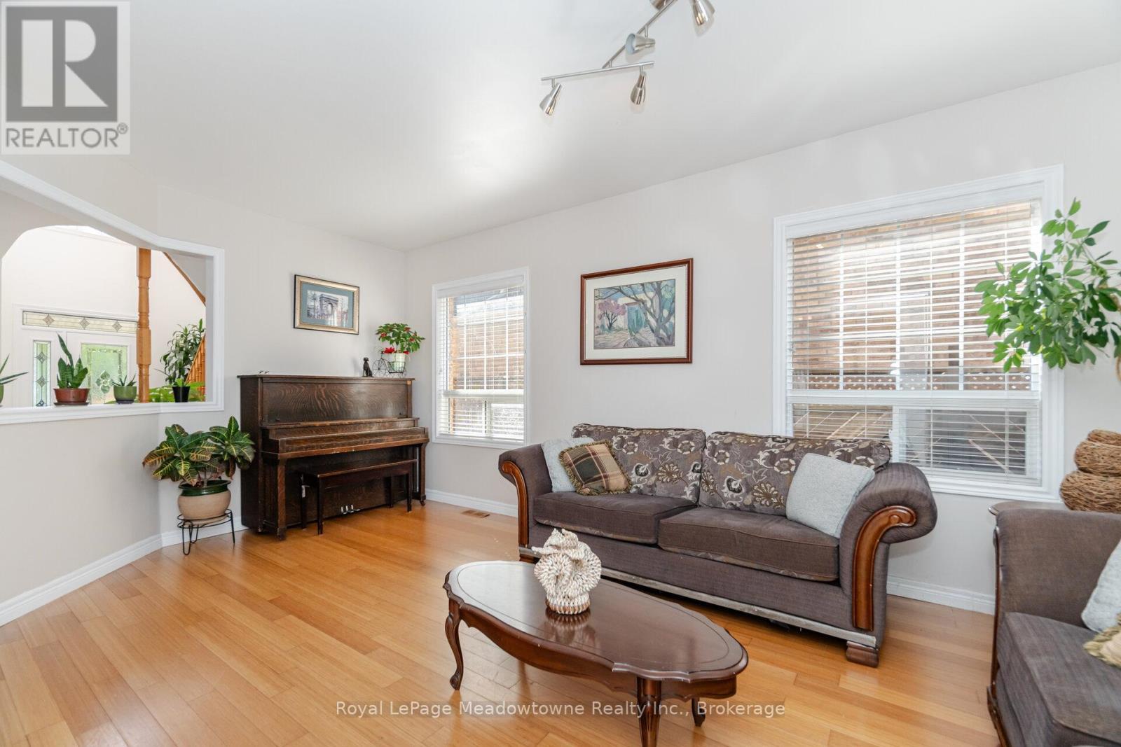 












194 MANLEY LANE

,
Milton (DE Dempsey),




Ontario
L9T5N8

