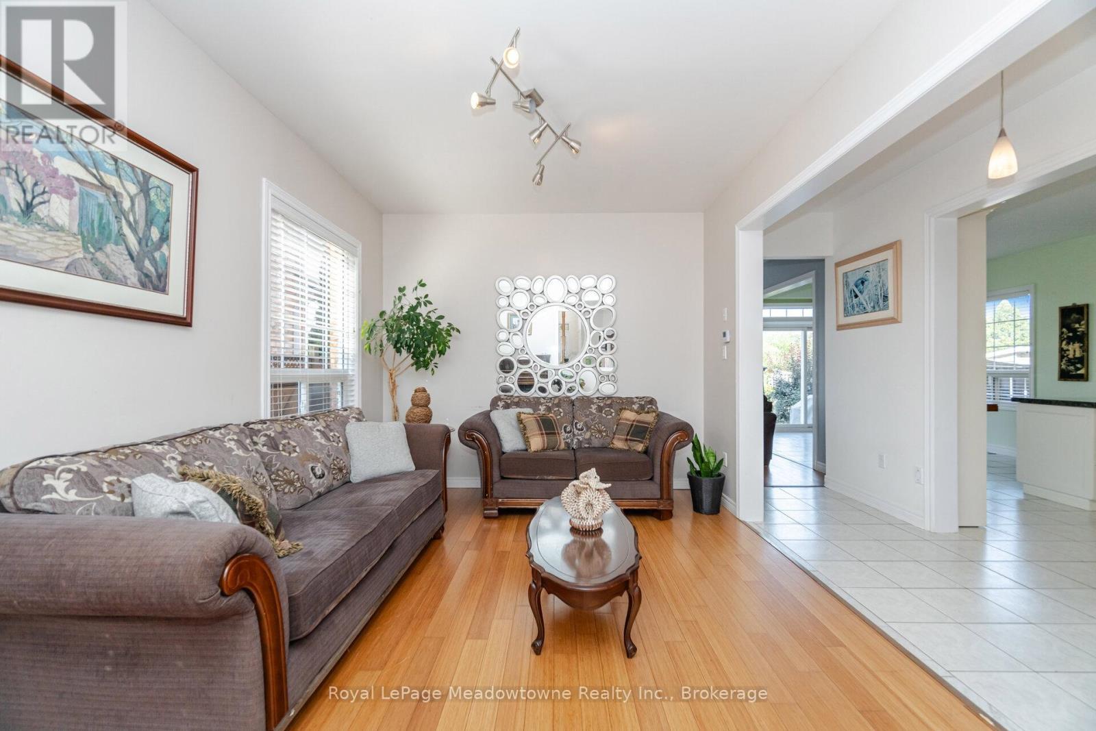 












194 MANLEY LANE

,
Milton (DE Dempsey),




Ontario
L9T5N8

