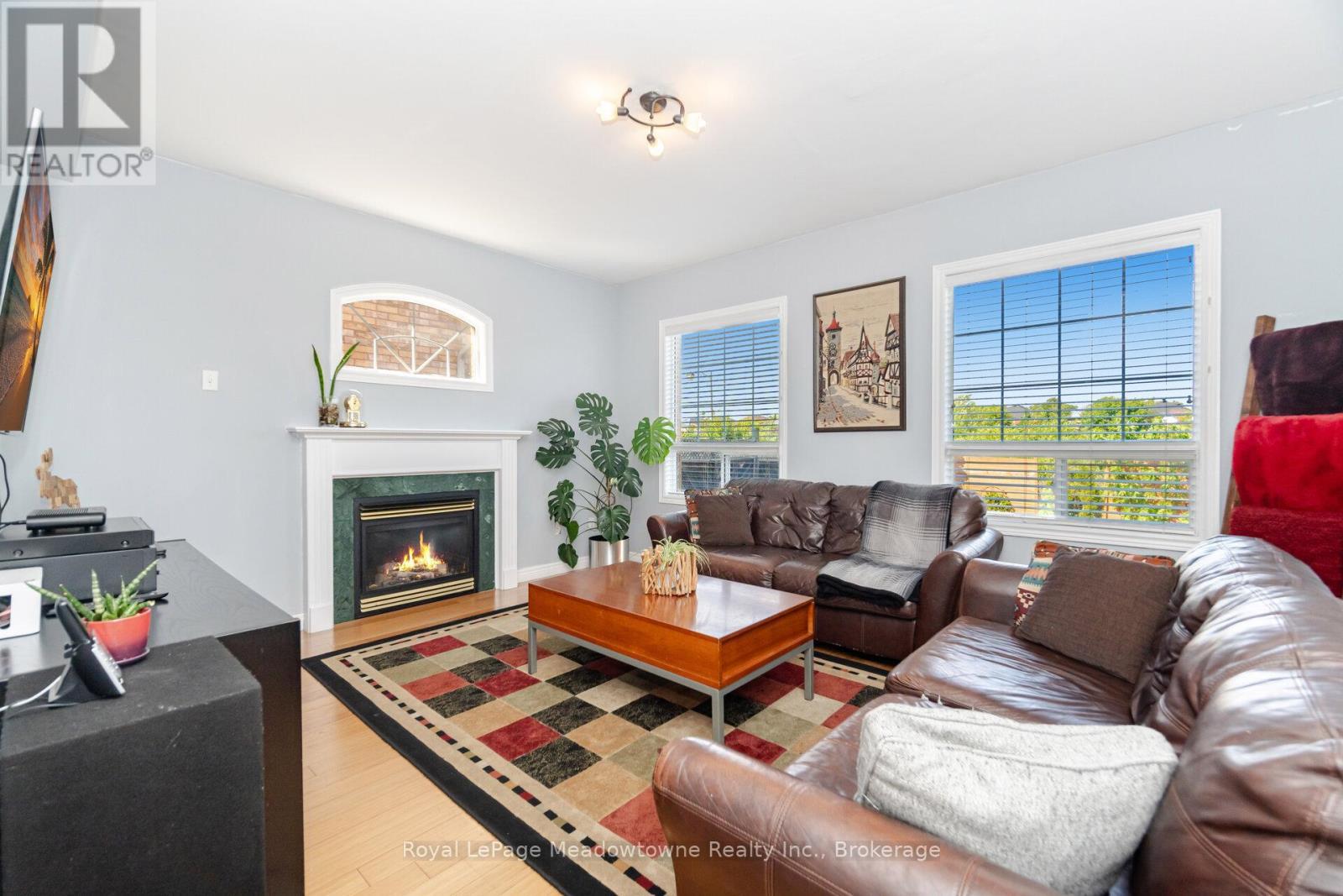 












194 MANLEY LANE

,
Milton (DE Dempsey),




Ontario
L9T5N8

