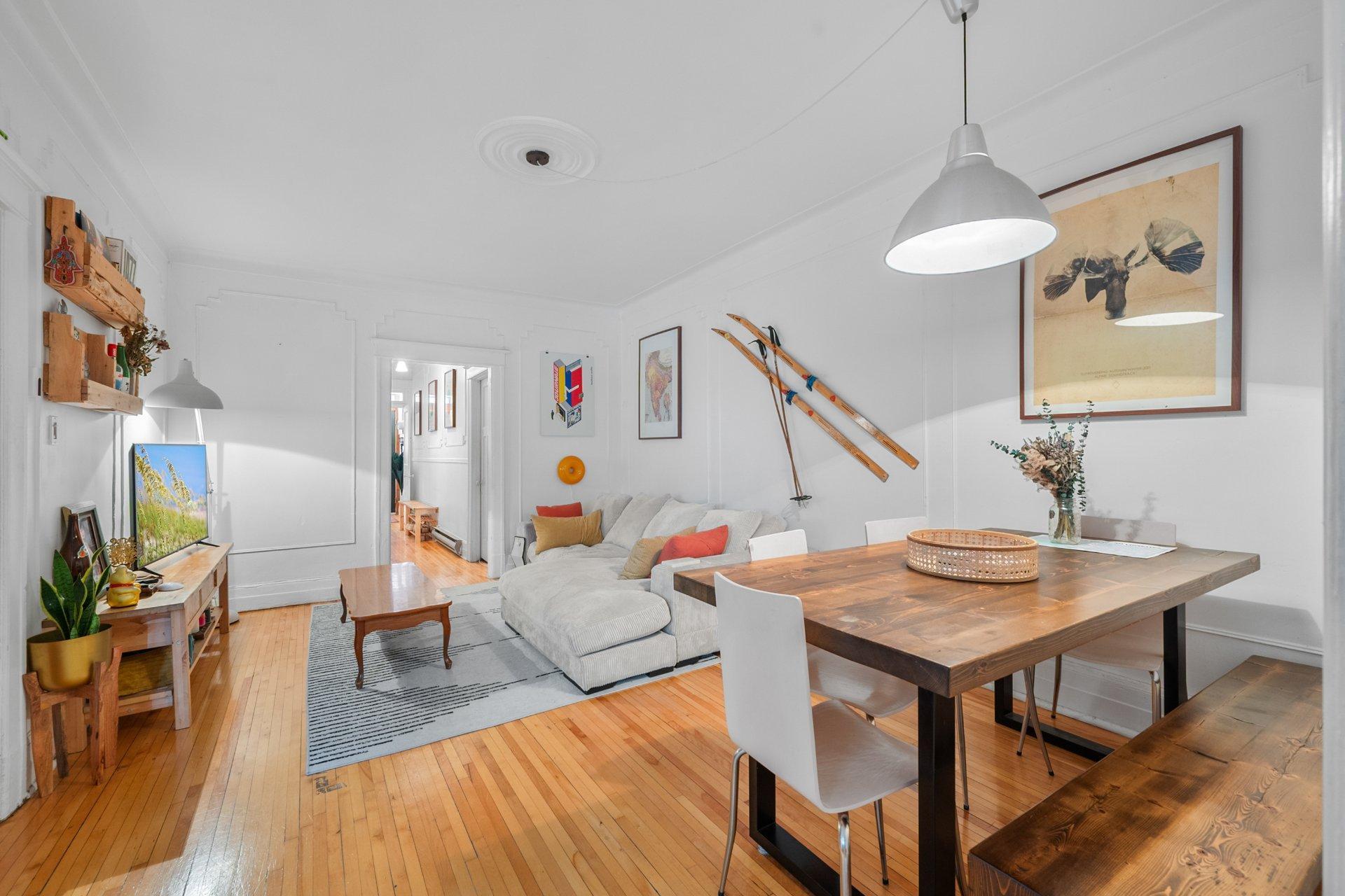 









4163

 - 4167


Rue Clark

,
Montréal (Le Plateau-Mont-Royal),




QC
H2W1W9

