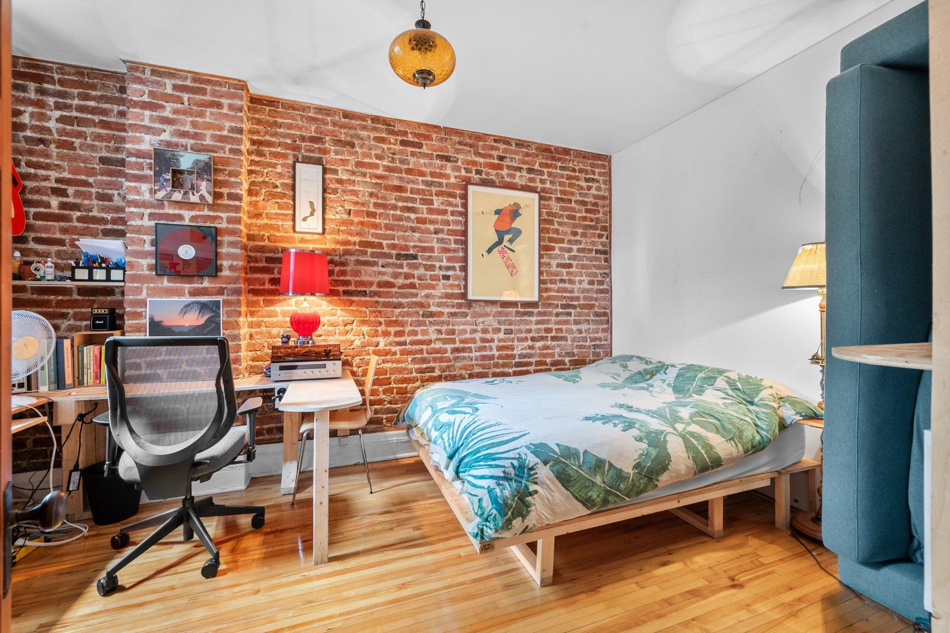 









4163

 - 4167


Rue Clark

,
Montréal (Le Plateau-Mont-Royal),




QC
H2W1W9

