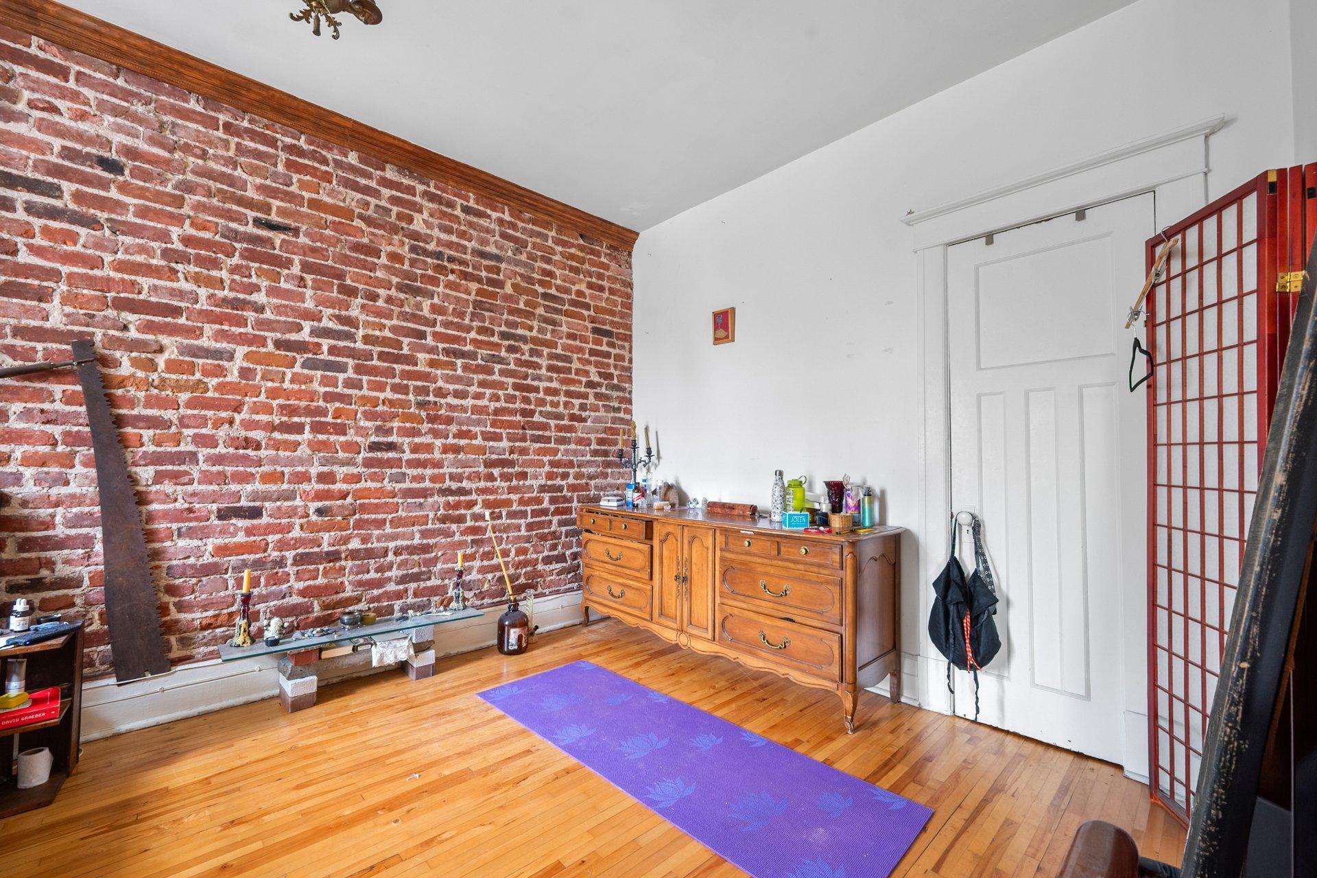 









4163

 - 4167


Rue Clark

,
Montréal (Le Plateau-Mont-Royal),




QC
H2W1W9

