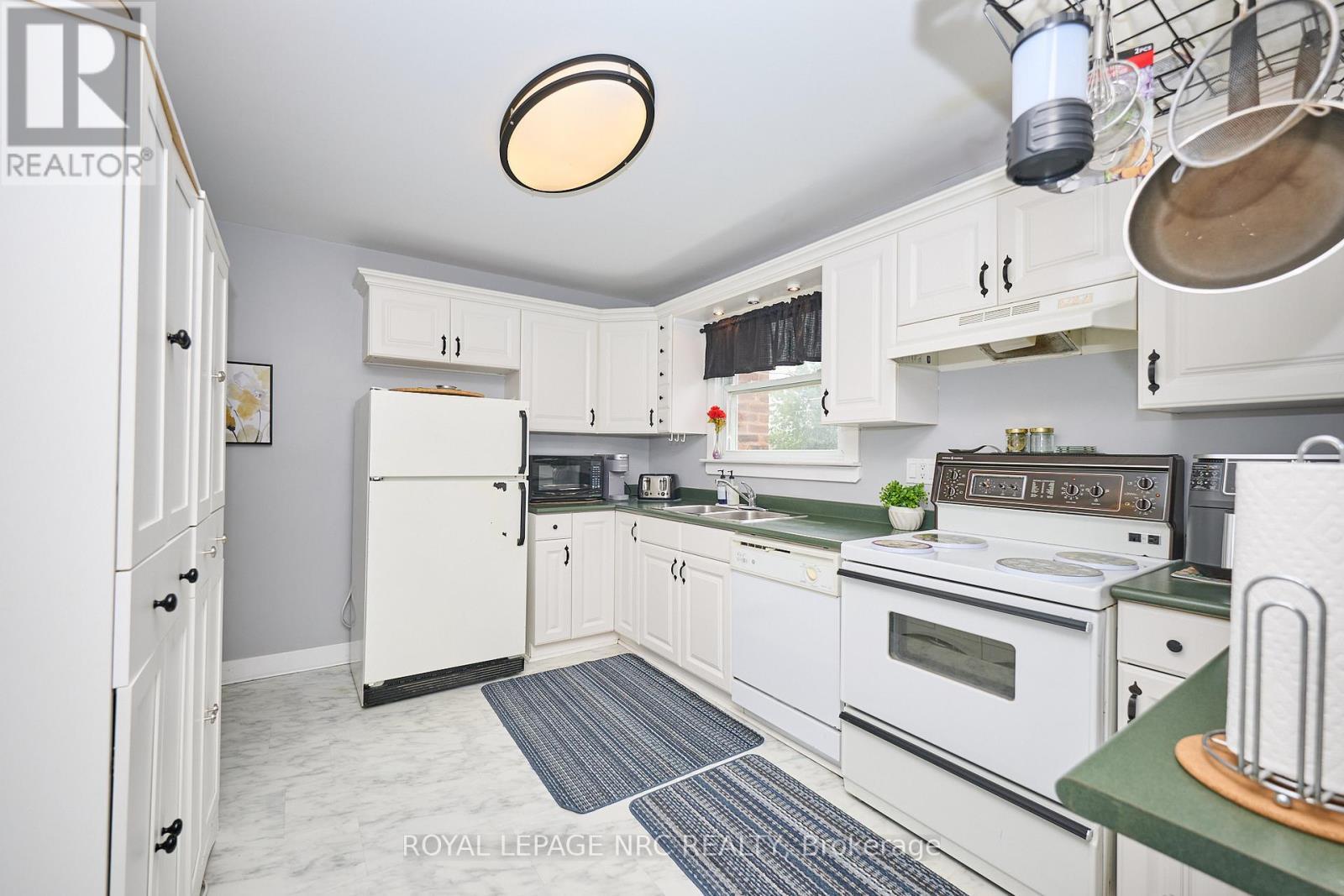 












8 WOODBURN AVENUE

,
St. Catharines (Oakdale),




Ontario
L2P2W7

