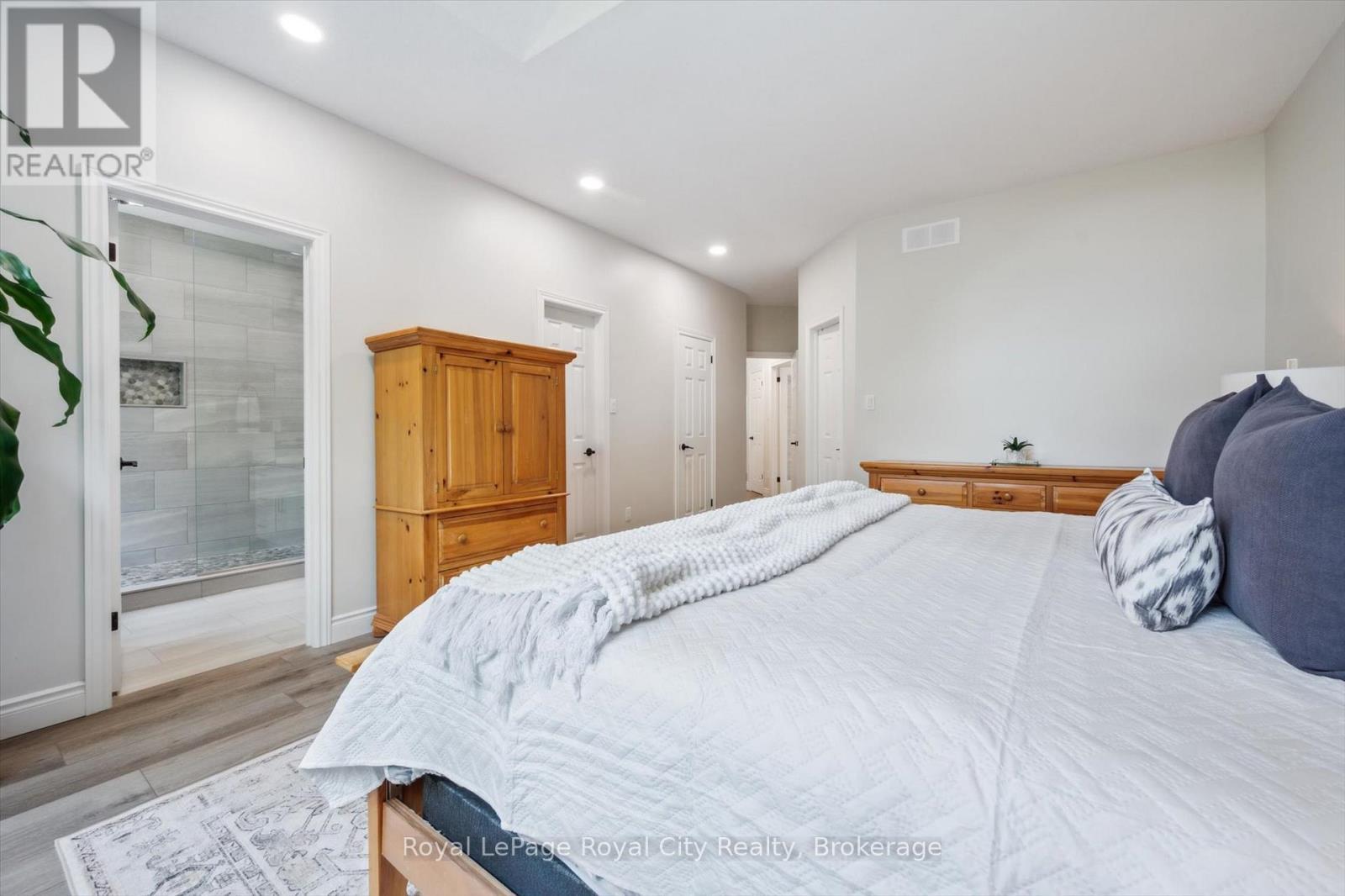 












16 ELDERBERRY COURT

,
Guelph (Pineridge/Westminster Woods),




Ontario
N1L1K3

