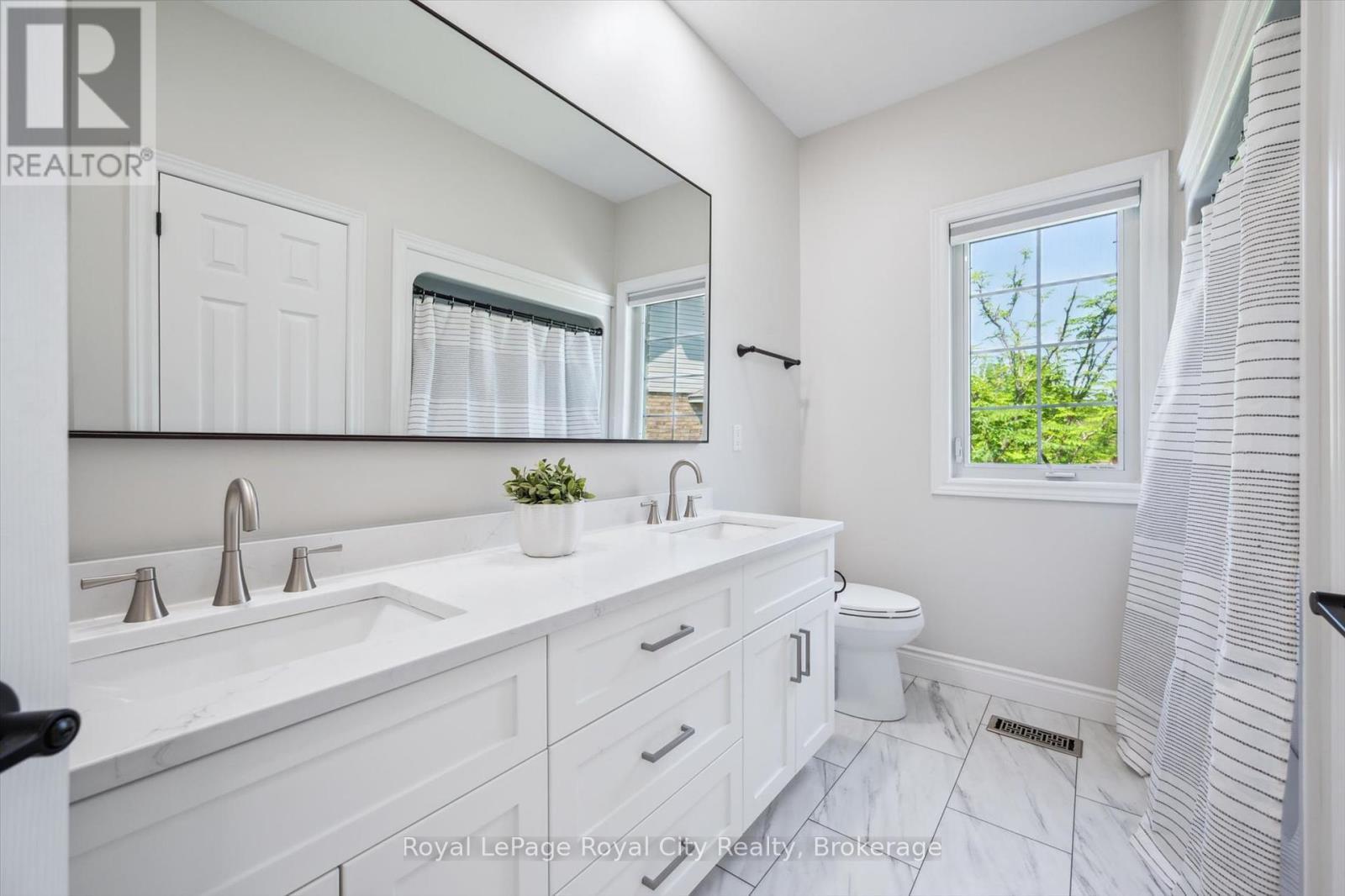 












16 ELDERBERRY COURT

,
Guelph (Pineridge/Westminster Woods),




Ontario
N1L1K3

