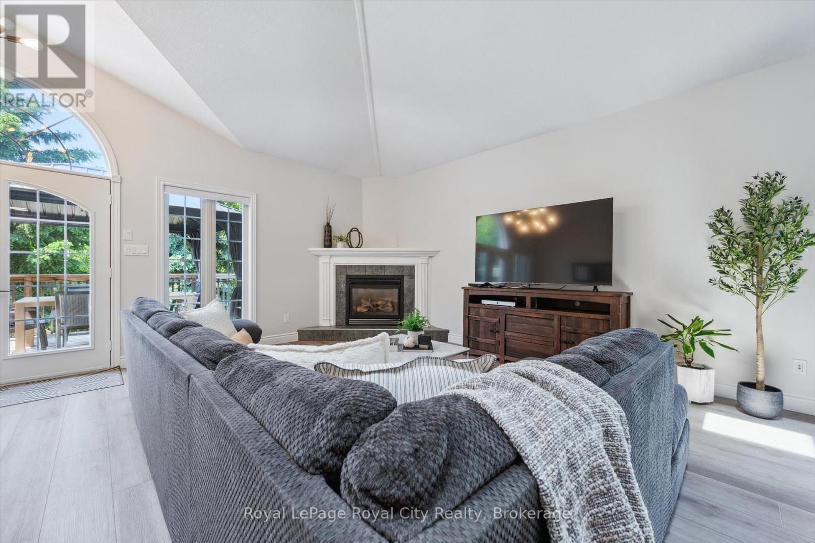 












16 ELDERBERRY COURT

,
Guelph (Pineridge/Westminster Woods),




Ontario
N1L1K3

