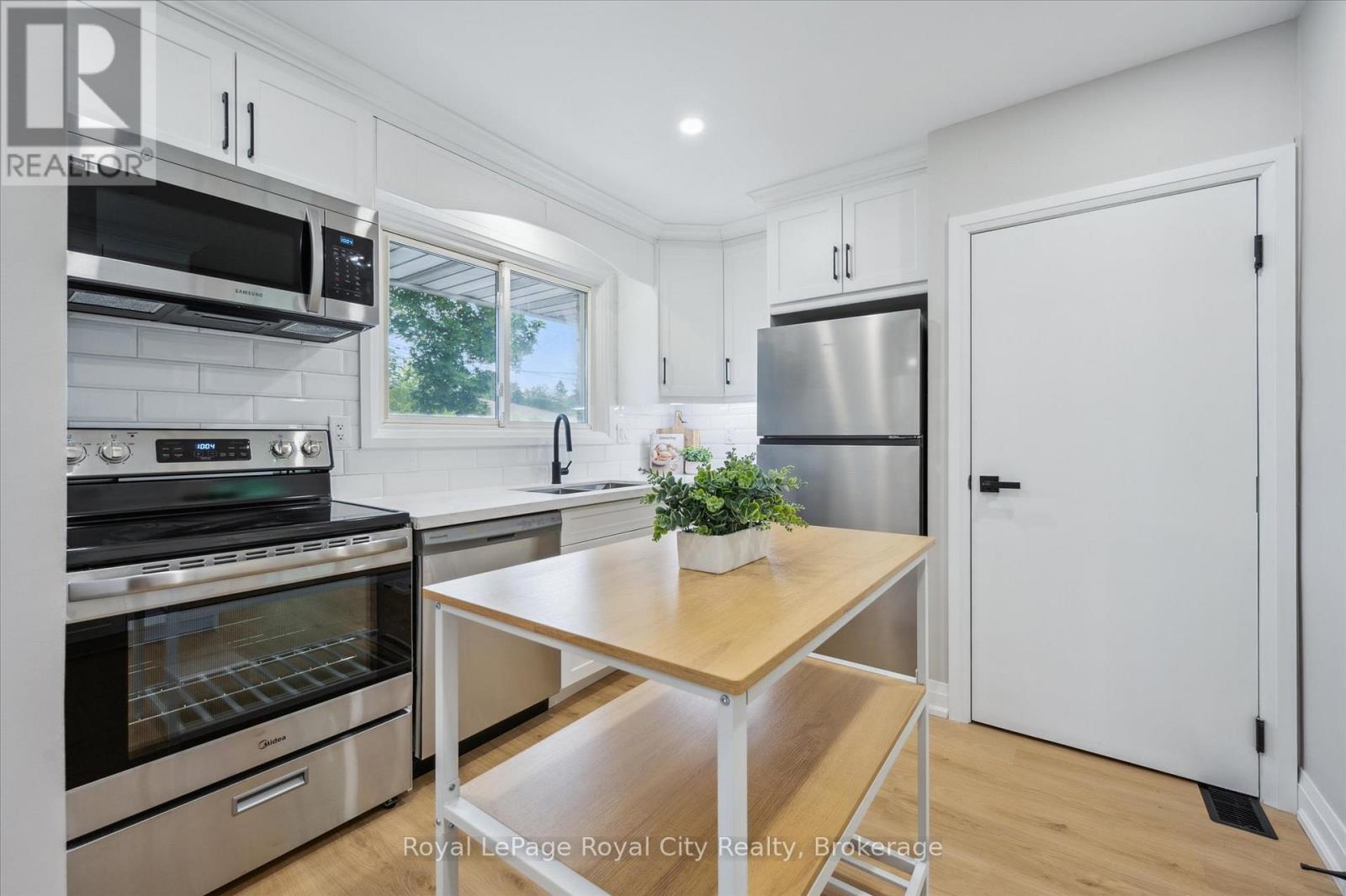 












22 HEATH ROAD

,
Guelph (Junction/Onward Willow),




Ontario
N1H6G9

