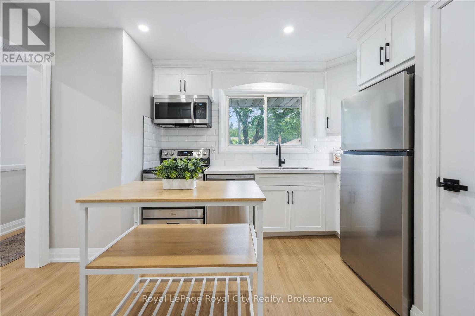 












22 HEATH ROAD

,
Guelph (Junction/Onward Willow),




Ontario
N1H6G9

