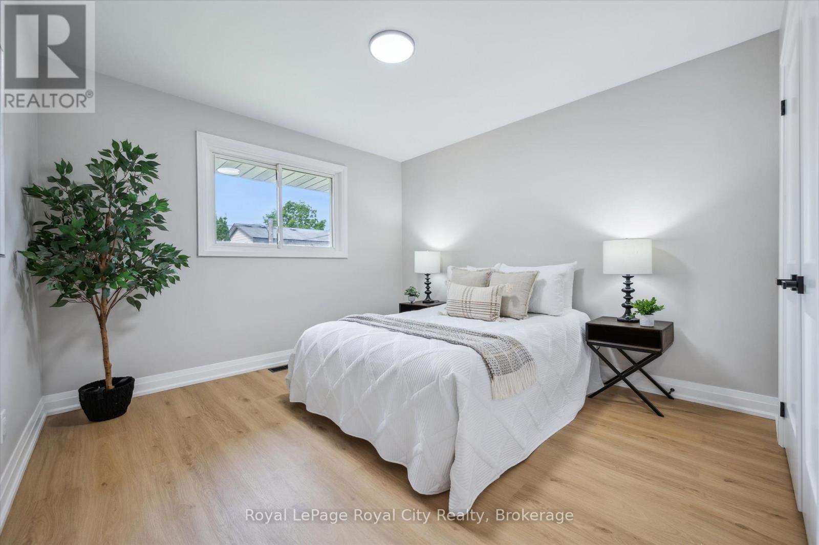 












22 HEATH ROAD

,
Guelph (Junction/Onward Willow),




Ontario
N1H6G9

