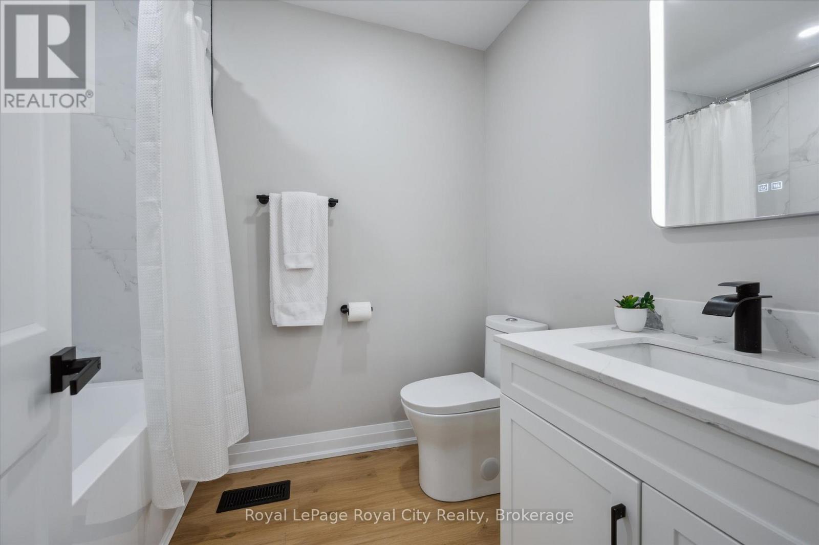












22 HEATH ROAD

,
Guelph (Junction/Onward Willow),




Ontario
N1H6G9

