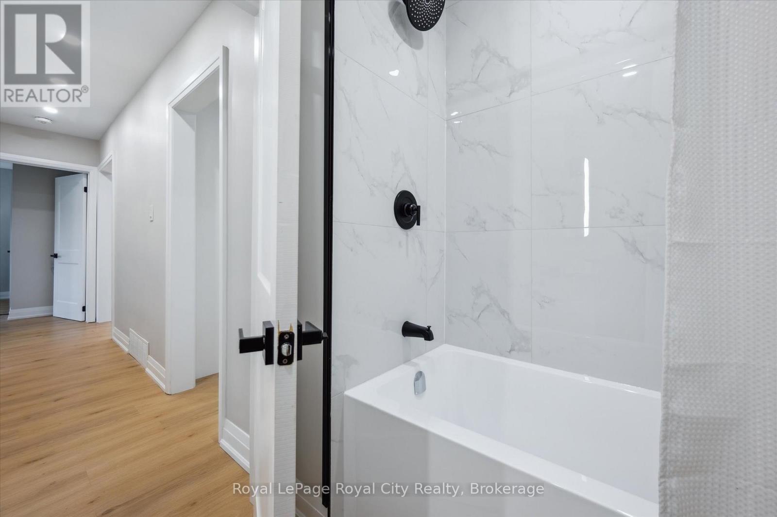 












22 HEATH ROAD

,
Guelph (Junction/Onward Willow),




Ontario
N1H6G9

