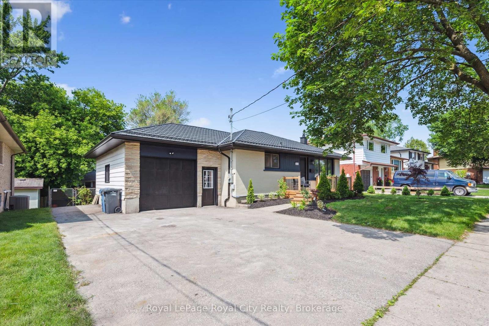 












22 HEATH ROAD

,
Guelph (Junction/Onward Willow),




Ontario
N1H6G9

