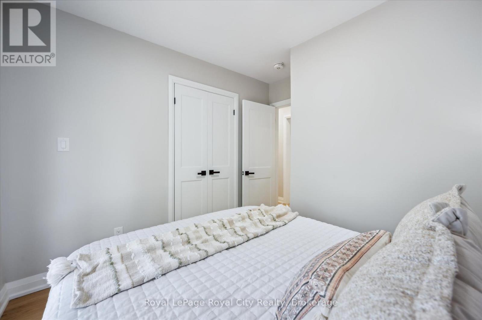 












22 HEATH ROAD

,
Guelph (Junction/Onward Willow),




Ontario
N1H6G9


