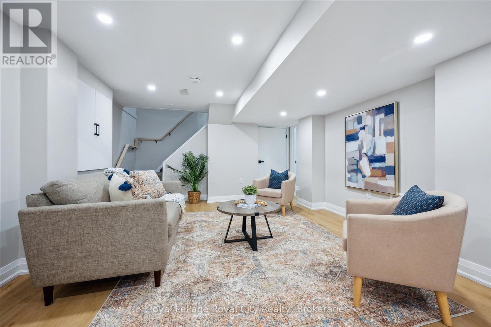 












22 HEATH ROAD

,
Guelph (Junction/Onward Willow),




Ontario
N1H6G9

