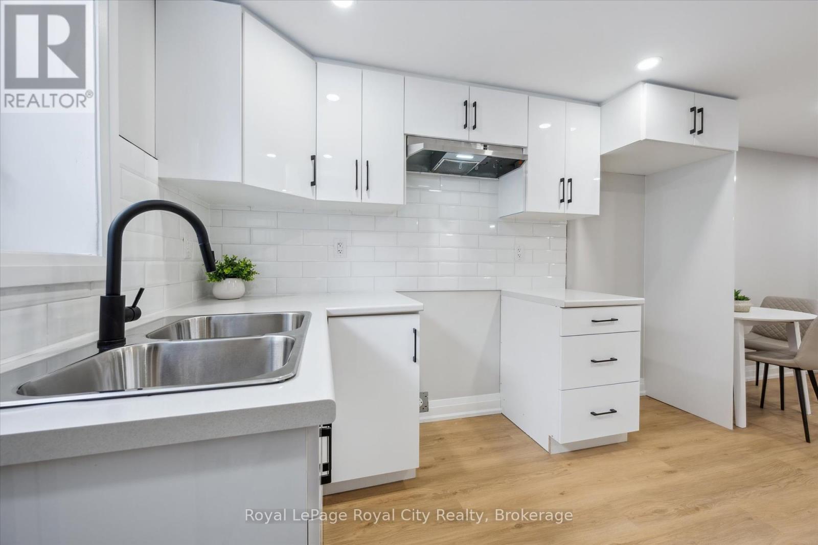 












22 HEATH ROAD

,
Guelph (Junction/Onward Willow),




Ontario
N1H6G9

