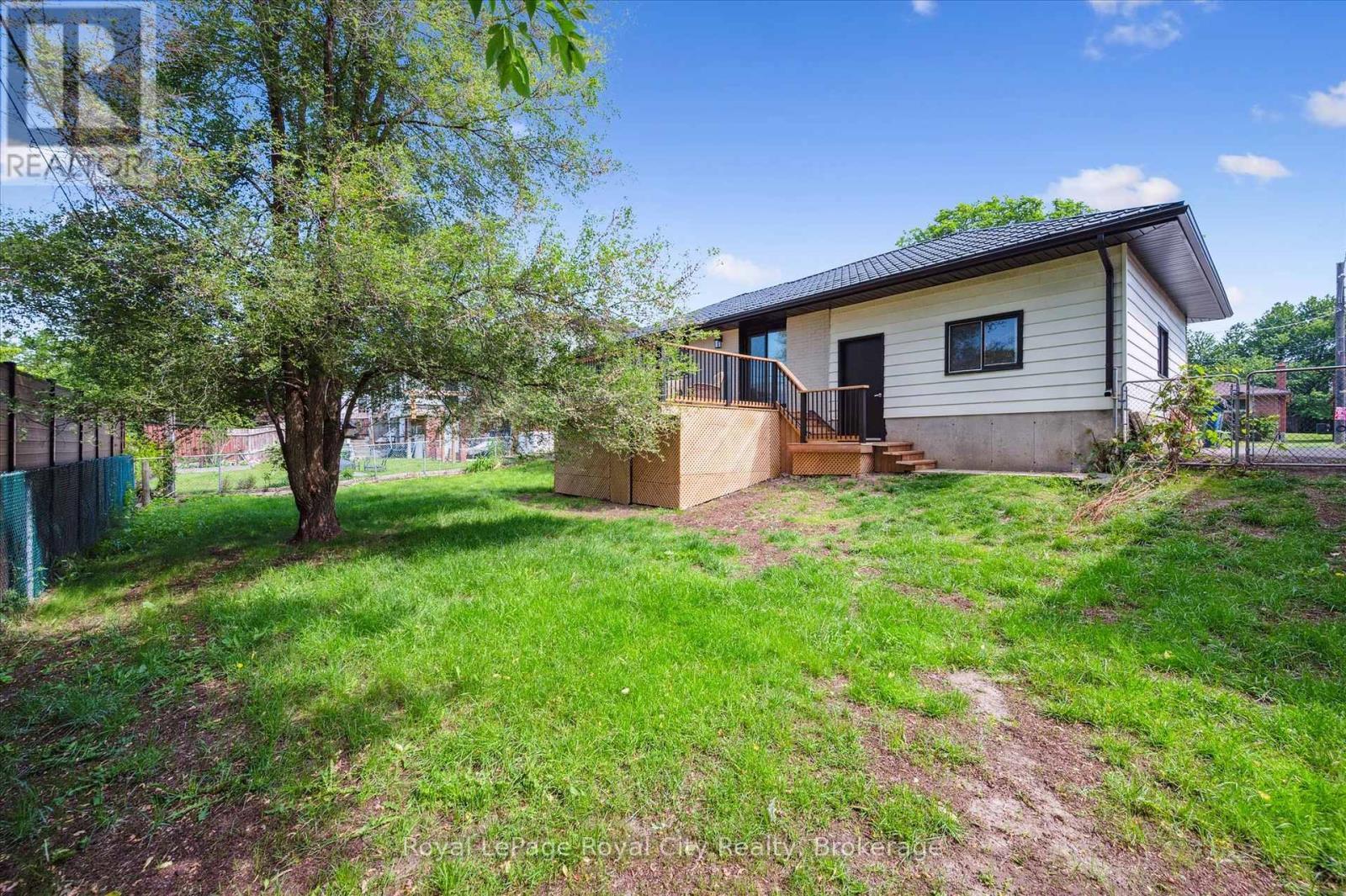 












22 HEATH ROAD

,
Guelph (Junction/Onward Willow),




Ontario
N1H6G9

