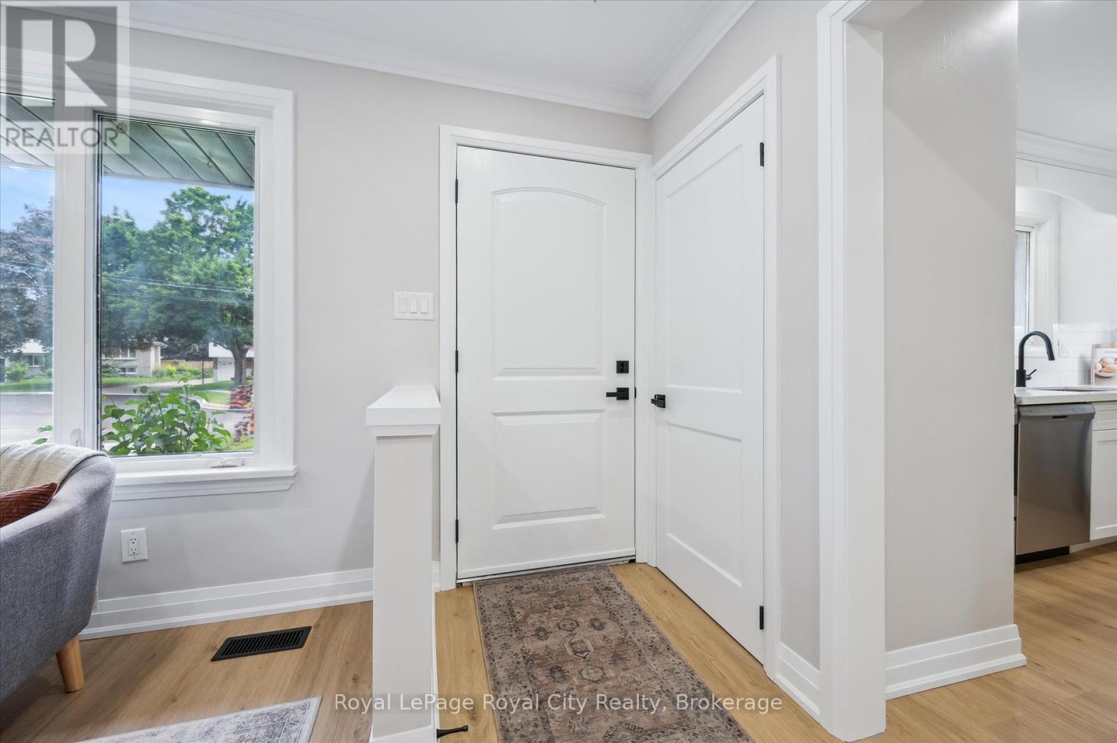 












22 HEATH ROAD

,
Guelph (Junction/Onward Willow),




Ontario
N1H6G9

