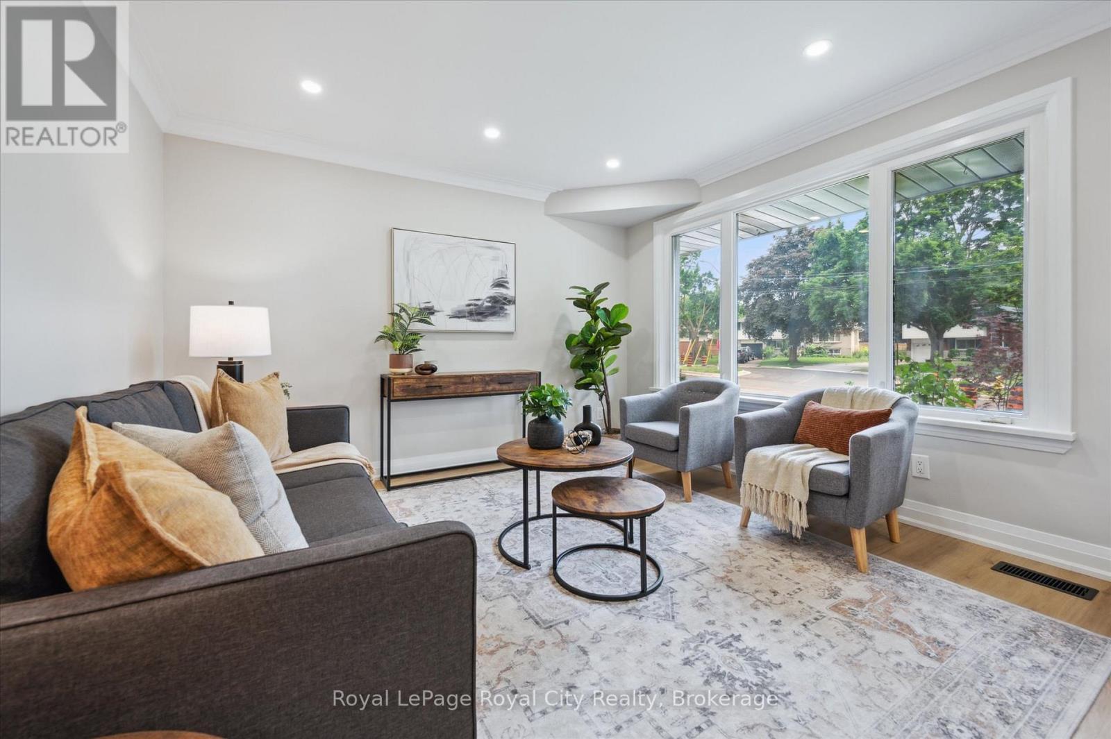 












22 HEATH ROAD

,
Guelph (Junction/Onward Willow),




Ontario
N1H6G9


