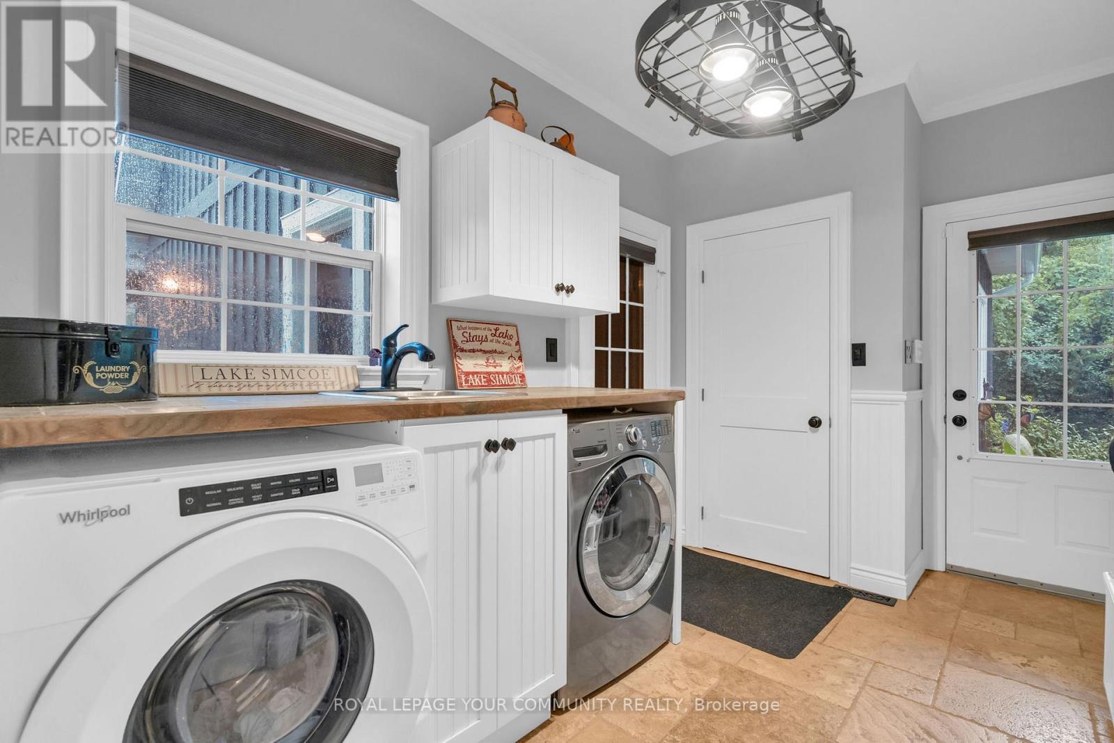 












515 LAKE DRIVE E

,
Georgina,




Ontario
L0E1S0


