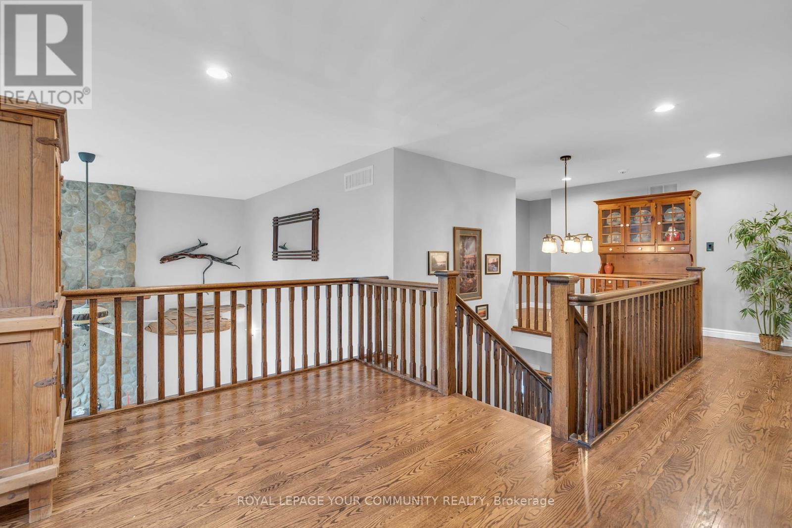












515 LAKE DRIVE E

,
Georgina,




Ontario
L0E1S0

