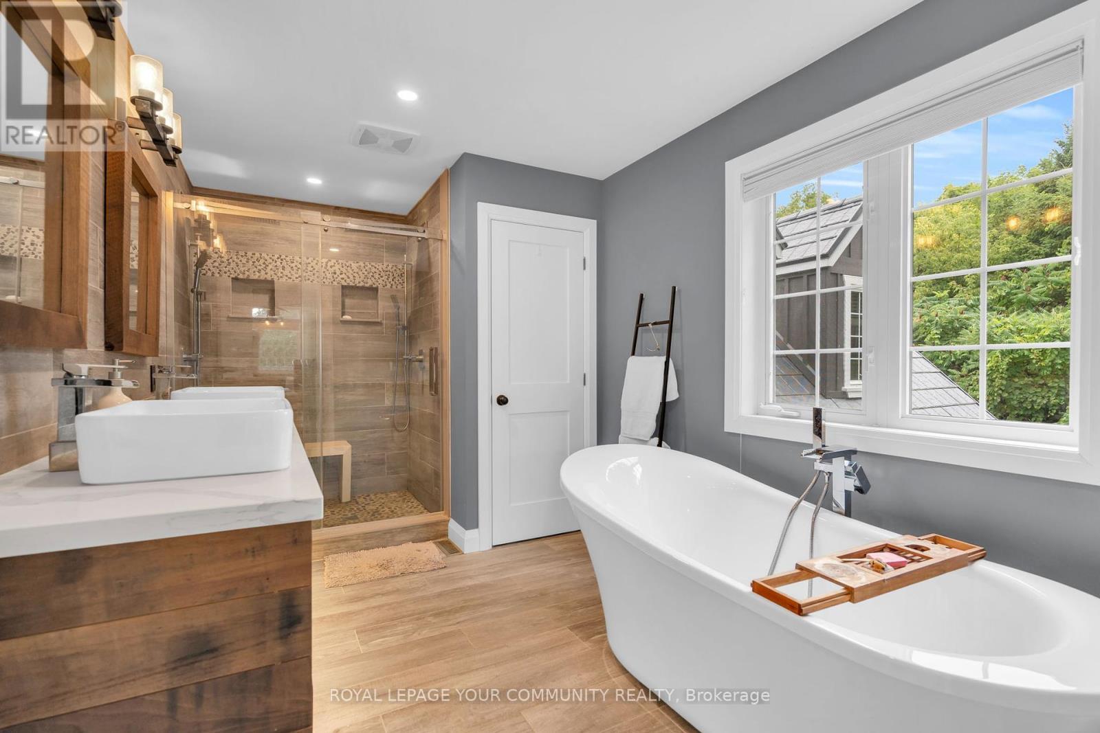 












515 LAKE DRIVE E

,
Georgina,




Ontario
L0E1S0

