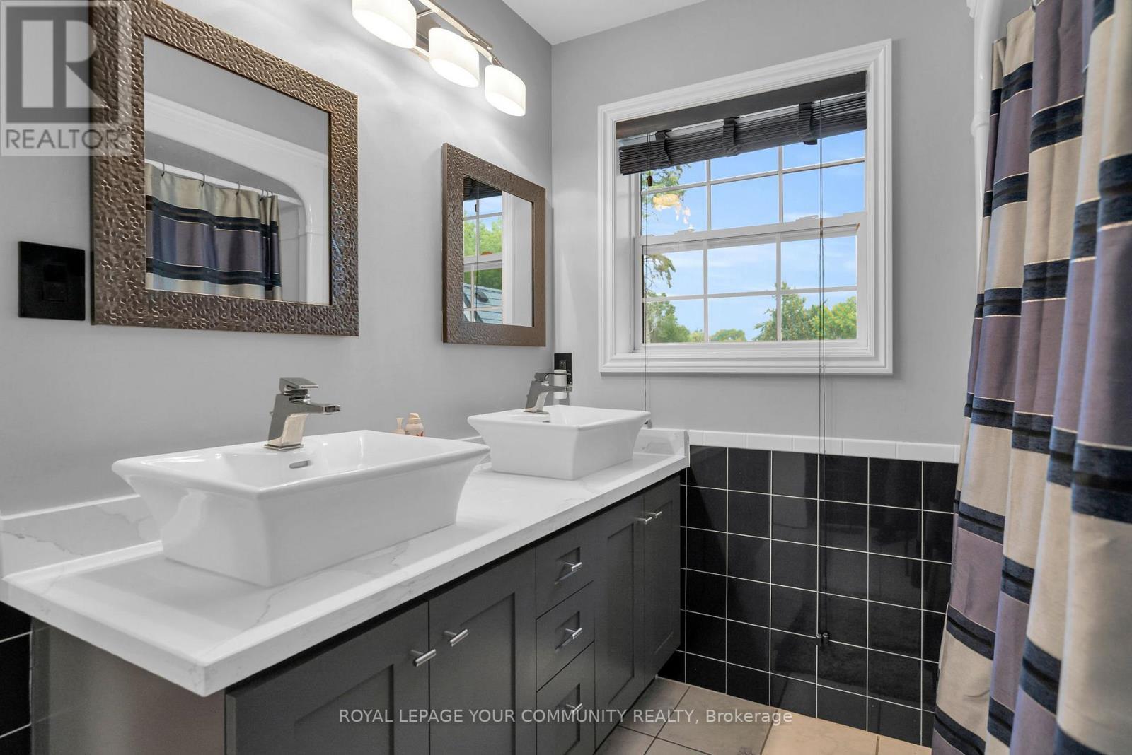 












515 LAKE DRIVE E

,
Georgina,




Ontario
L0E1S0

