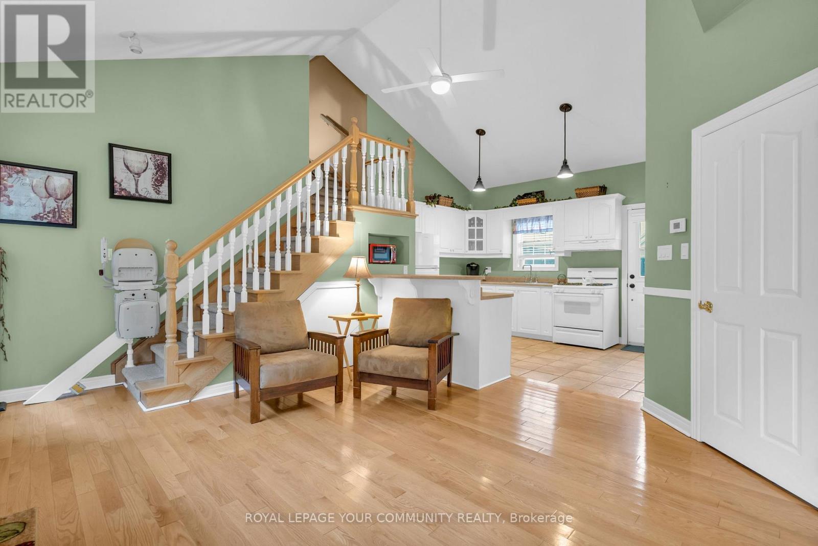 












515 LAKE DRIVE E

,
Georgina,




Ontario
L0E1S0

