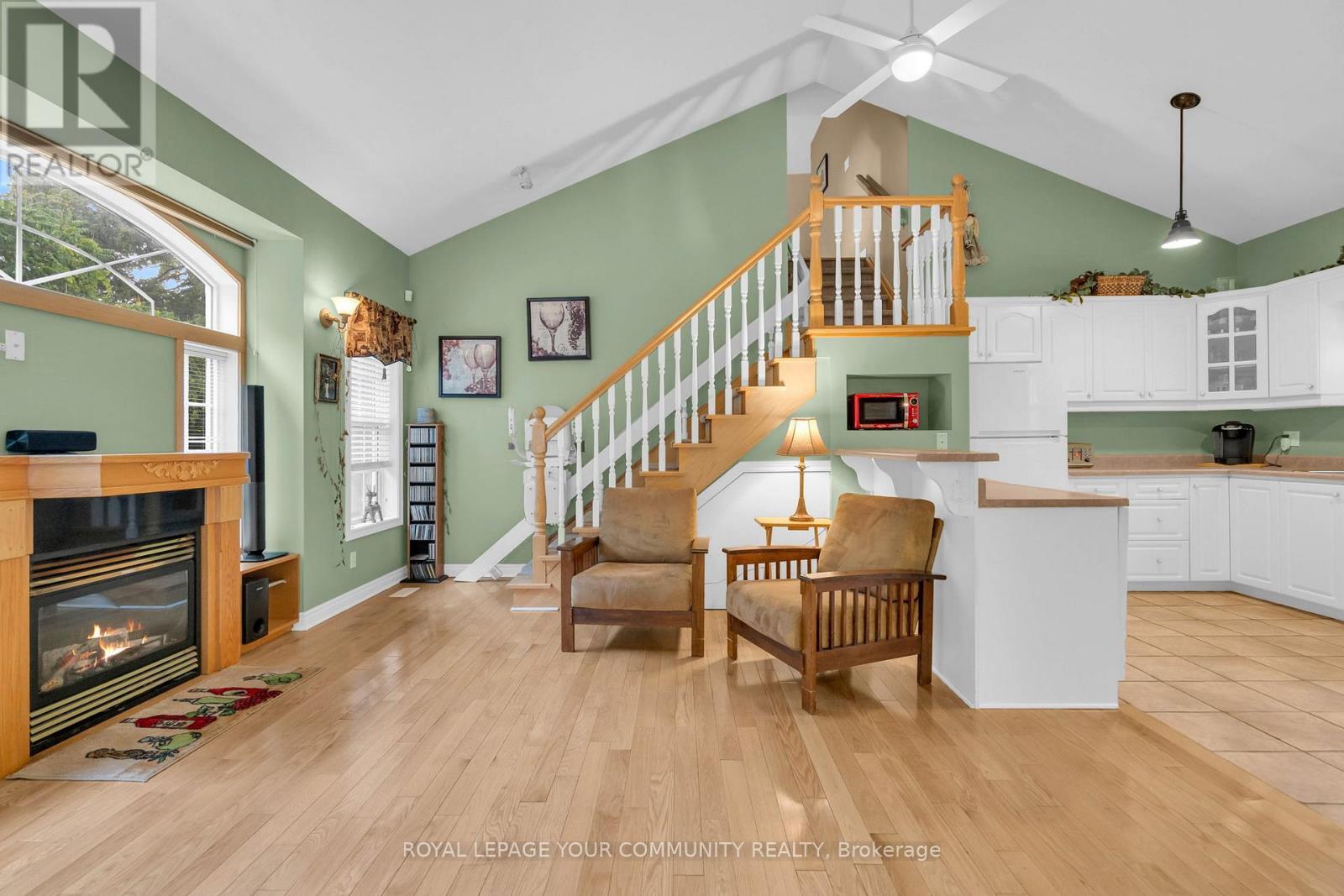 












515 LAKE DRIVE E

,
Georgina,




Ontario
L0E1S0

