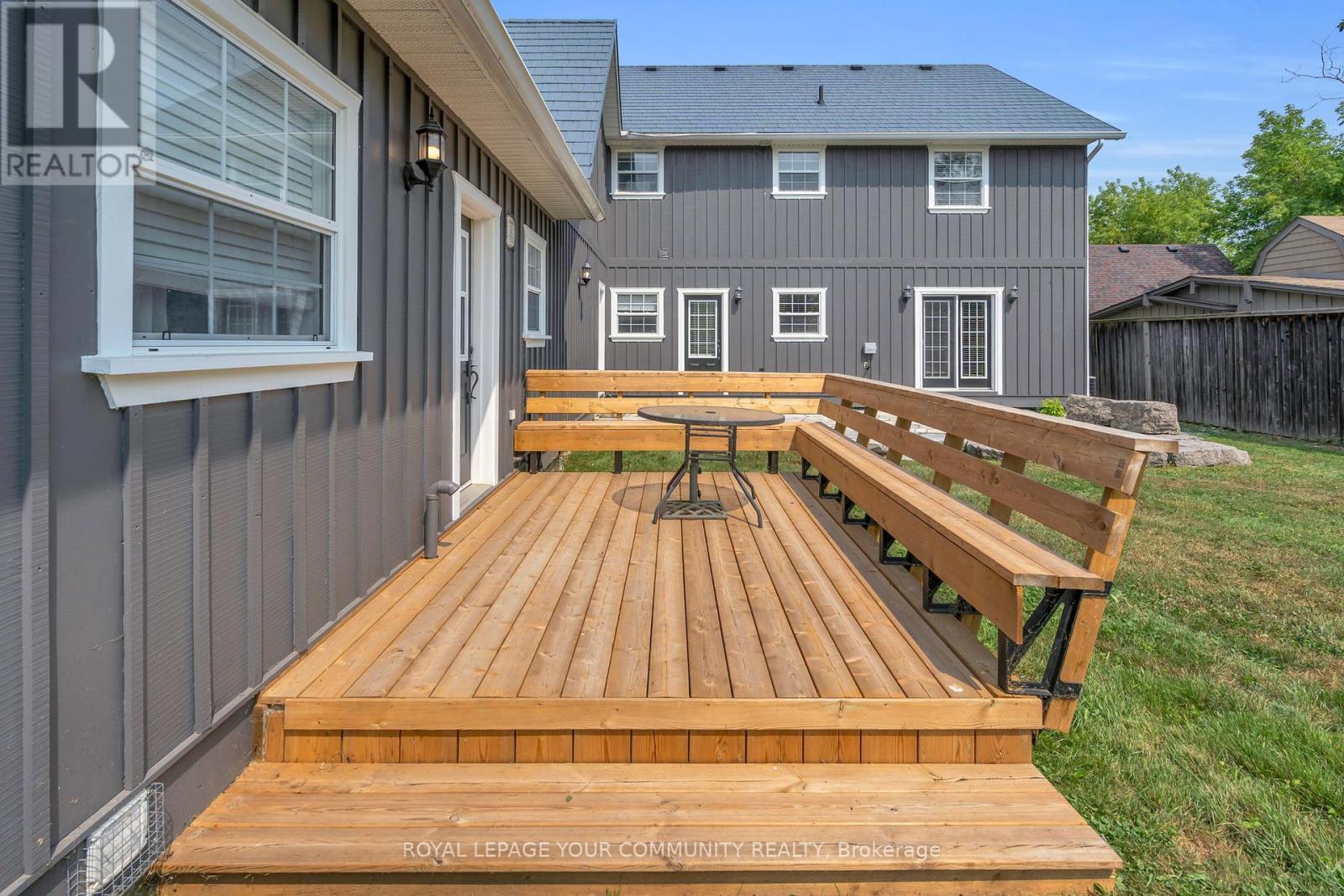 












515 LAKE DRIVE E

,
Georgina,




Ontario
L0E1S0

