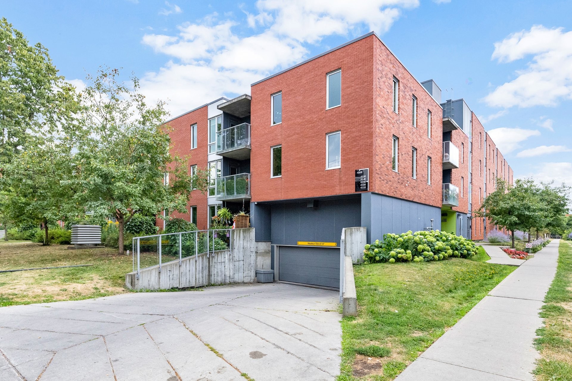 









4100


Av. Benny

, 214,
Montréal (Côte-des-Neiges/Notre-Dame-de-Grâce),




QC
H4B2R8

