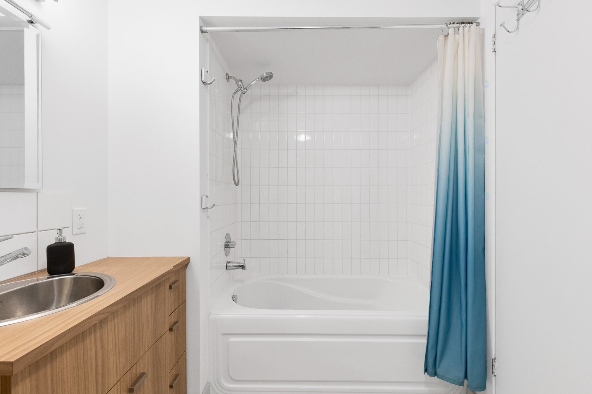 









4100


Av. Benny

, 214,
Montréal (Côte-des-Neiges/Notre-Dame-de-Grâce),




QC
H4B2R8

