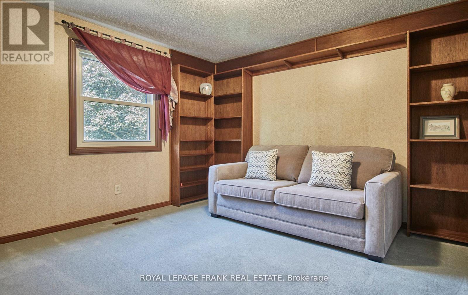 












317 PRINCE OF WALES DRIVE

,
Whitby (Blue Grass Meadows),




Ontario
L1N6P2

