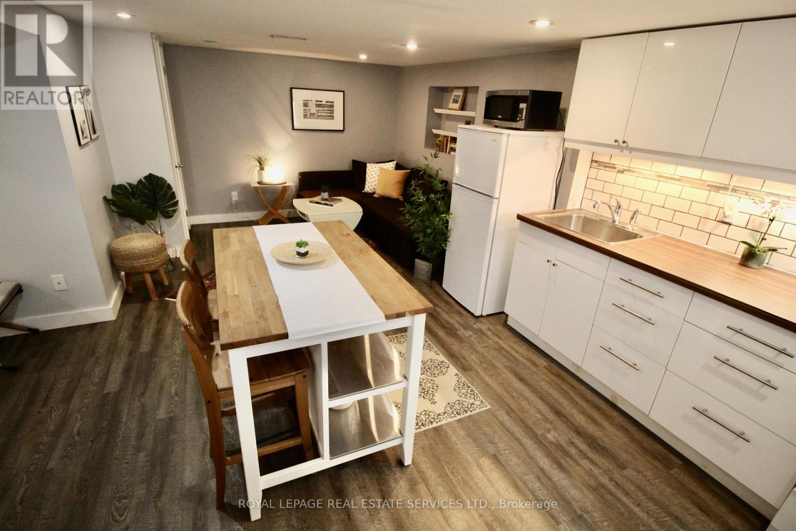 












LOWER - 170 FAIRVIEW AVENUE

,
Toronto,




Ontario
M6P3A5

