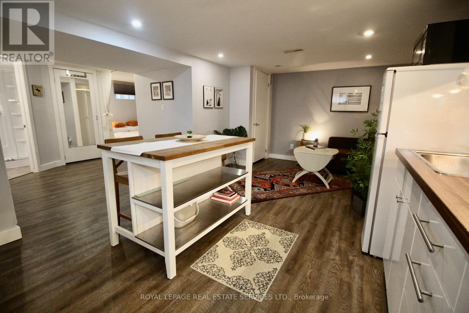 












LOWER - 170 FAIRVIEW AVENUE

,
Toronto,




Ontario
M6P3A5

