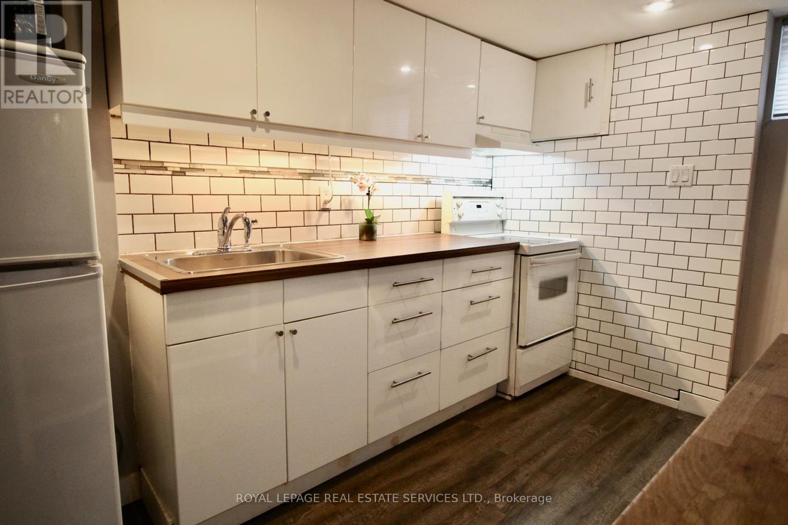 












LOWER - 170 FAIRVIEW AVENUE

,
Toronto,




Ontario
M6P3A5

