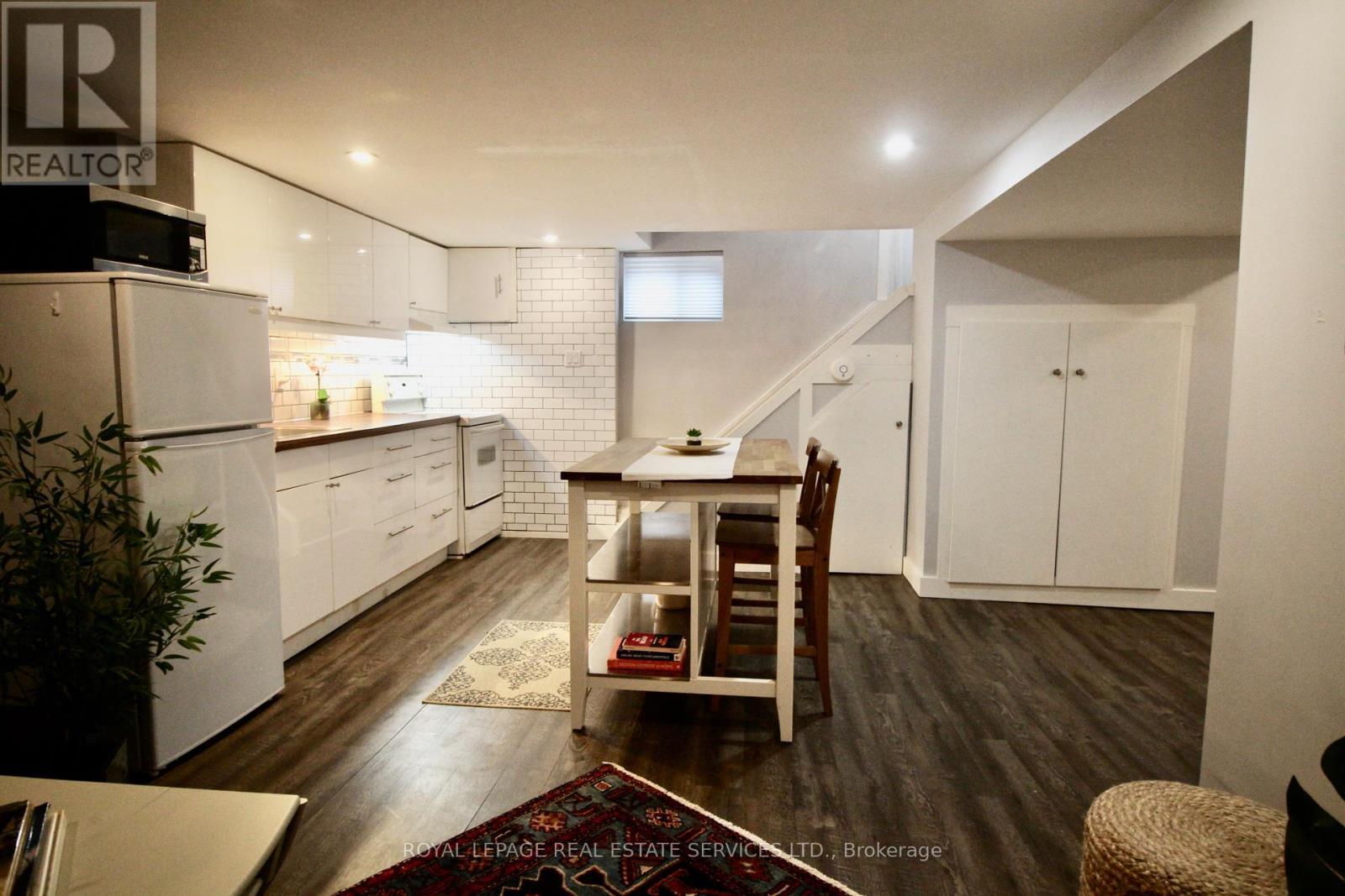 












LOWER - 170 FAIRVIEW AVENUE

,
Toronto,




Ontario
M6P3A5

