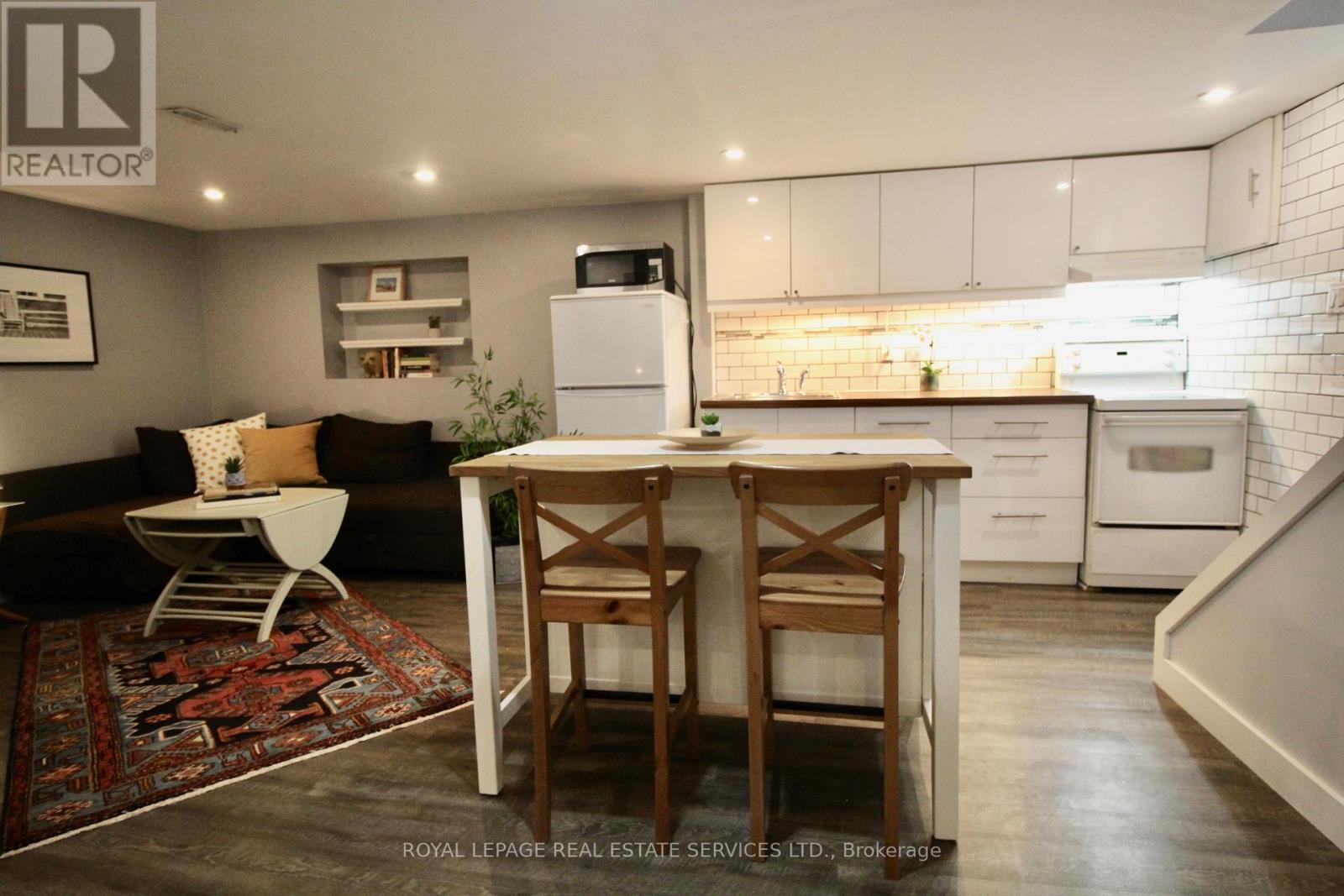 












LOWER - 170 FAIRVIEW AVENUE

,
Toronto,




Ontario
M6P3A5

