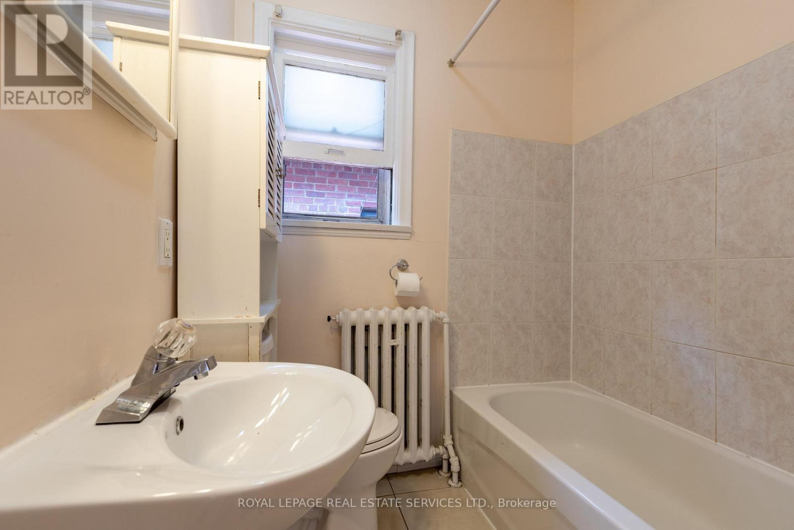 












3 - 50 GLENROSE AVENUE

,
Toronto,




Ontario
M4T1K4

