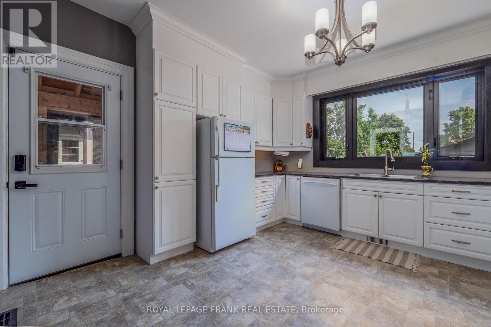 












69 PEEL STREET

,
Kawartha Lakes (Lindsay),




Ontario
K9V3M5

